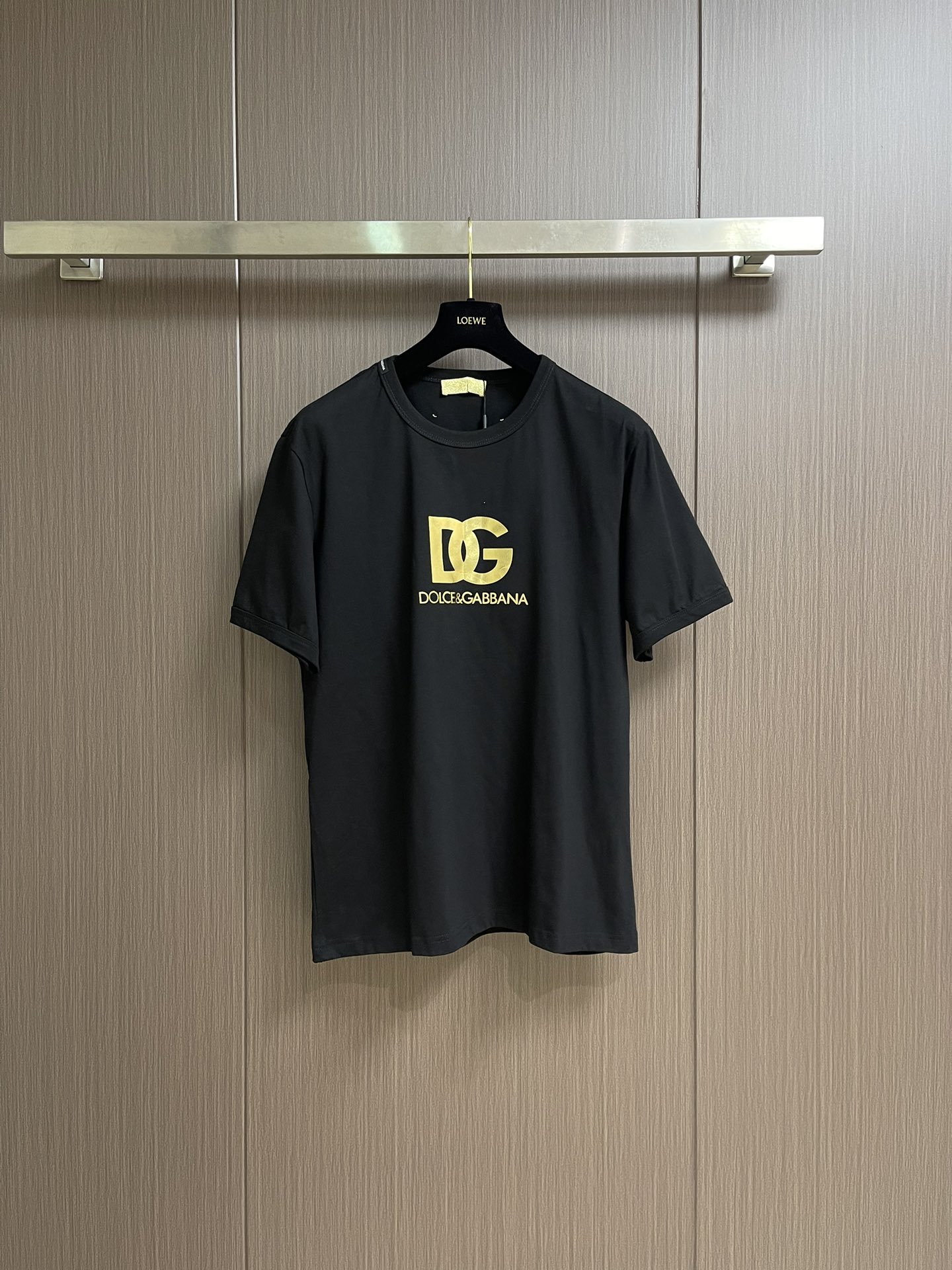 NO:520290,DG DOLCE GABBANA 2025SS spring and summer short-sleeved T-shirt 2025SS spring and summer series. Customized pure cotton fabric, chest logo print, the first choice for casual outings!  Size 44-46-48-50-52-54 M-4XL 44 garment length 69cm shoulder width 44cm bust 51cm 46 garment length 70cm shoulder width 45.5cm bust 53cm 48 garment length 71cm shoulder width 47cm bust 55cm 50 garment length 72cm shoulder width 48.5cm bust 57cm 52 garment length 73cm shoulder width 50cm bust 59cm 54 garment length 74cm shoulder width 51.5cm bust 61cm, Dolce&Gabbana, Dolce&Gabbana, T-shirt,tees, t-shirt,alexander wang19860909DG DOLCE GABBANA 杜嘉班纳2025SS春夏短袖T恤2025SS春夏系列.定制纯棉面料,胸前logo印花,休闲出街首选款！尺码44-46-48-50-52-54 M-4XL 44衣长69cm 肩宽44cm 胸围51cm 46衣长70cm 肩宽45.5cm 胸围53cm 48衣长71cm 肩宽47cm 胸围55cm 50衣长72cm 肩宽48.5cm 胸围57cm 52衣长73cm 肩宽50cm 胸围59cm 54衣长74cm 肩宽51.5cm 胸围61cm,,Dolce&Gabbana,Dolce&Gabbana,T-shirt,tees，t-shirt,alexander wang,Men's clothing