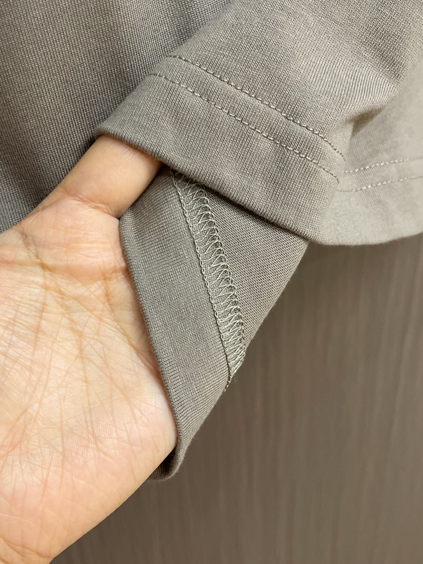 
YSL SaintLaurent 标识刺绣短袖T恤，定制锦韵莱赛尔丝光料 富有光泽 舒适贴肤 标志性S