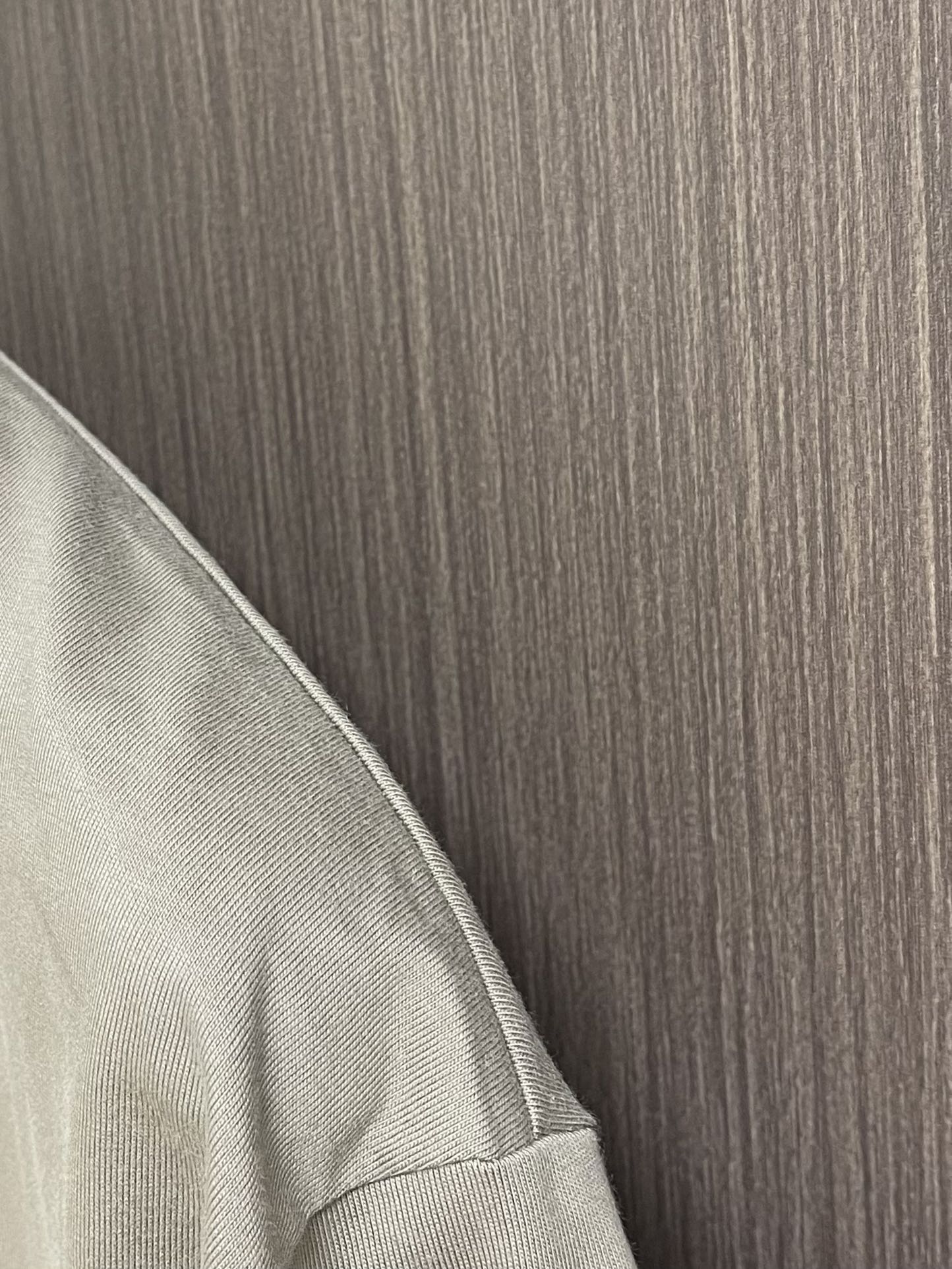 
YSL SaintLaurent 标识刺绣短袖T恤，定制锦韵莱赛尔丝光料 富有光泽 舒适贴肤 标志性S