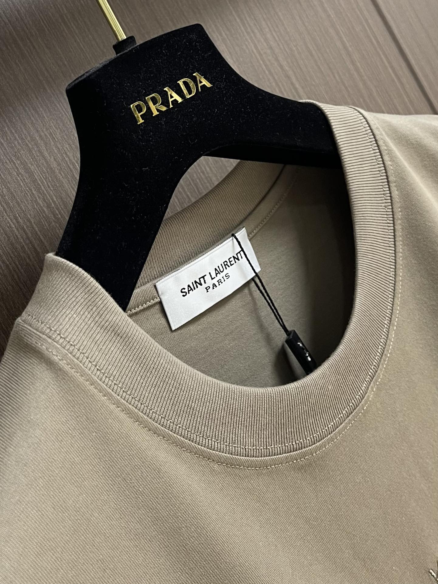 
YSL SaintLaurent 标识刺绣短袖T恤，定制锦韵莱赛尔丝光料 富有光泽 舒适贴肤 标志性S