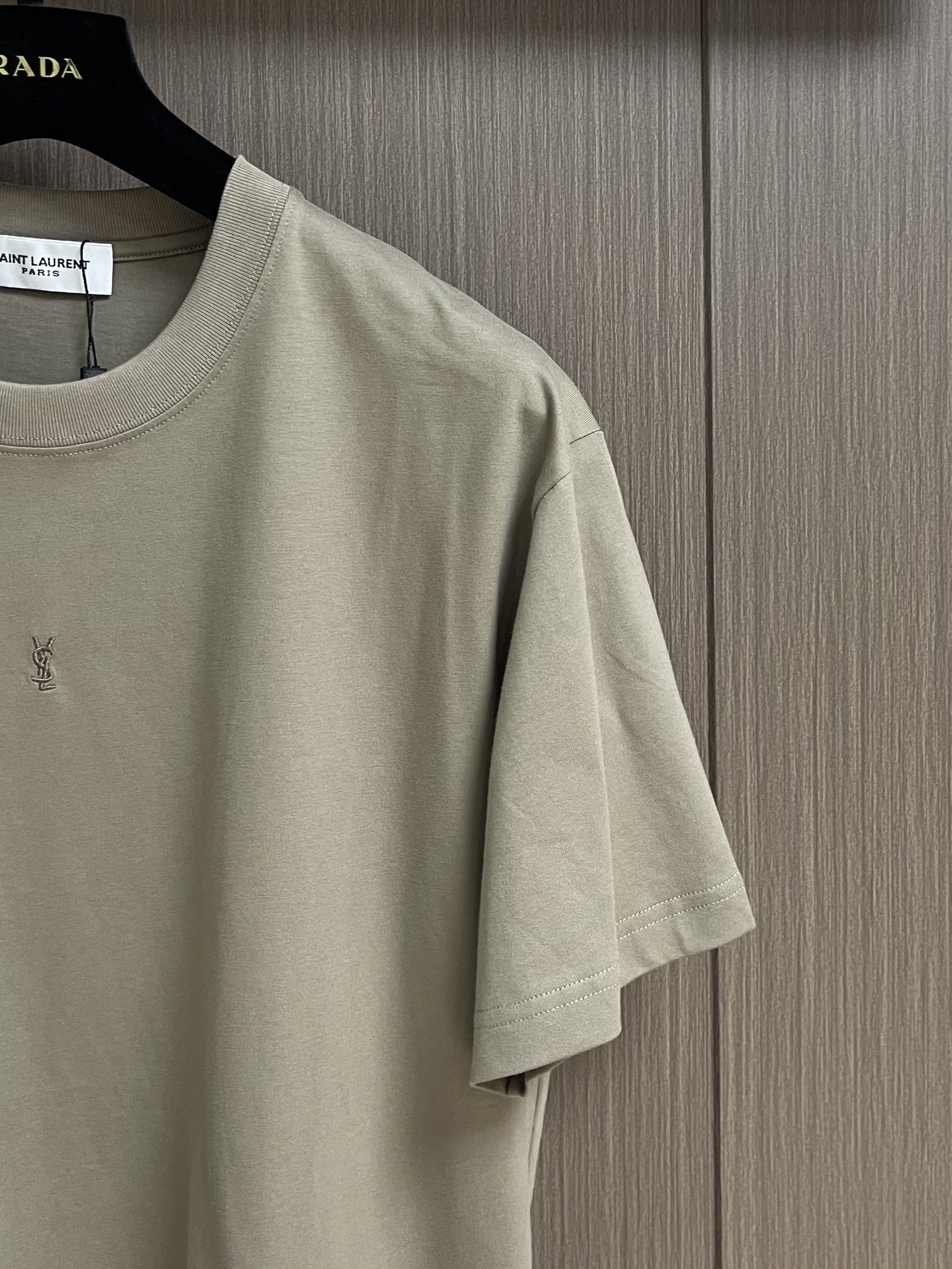 
YSL SaintLaurent 标识刺绣短袖T恤，定制锦韵莱赛尔丝光料 富有光泽 舒适贴肤 标志性S