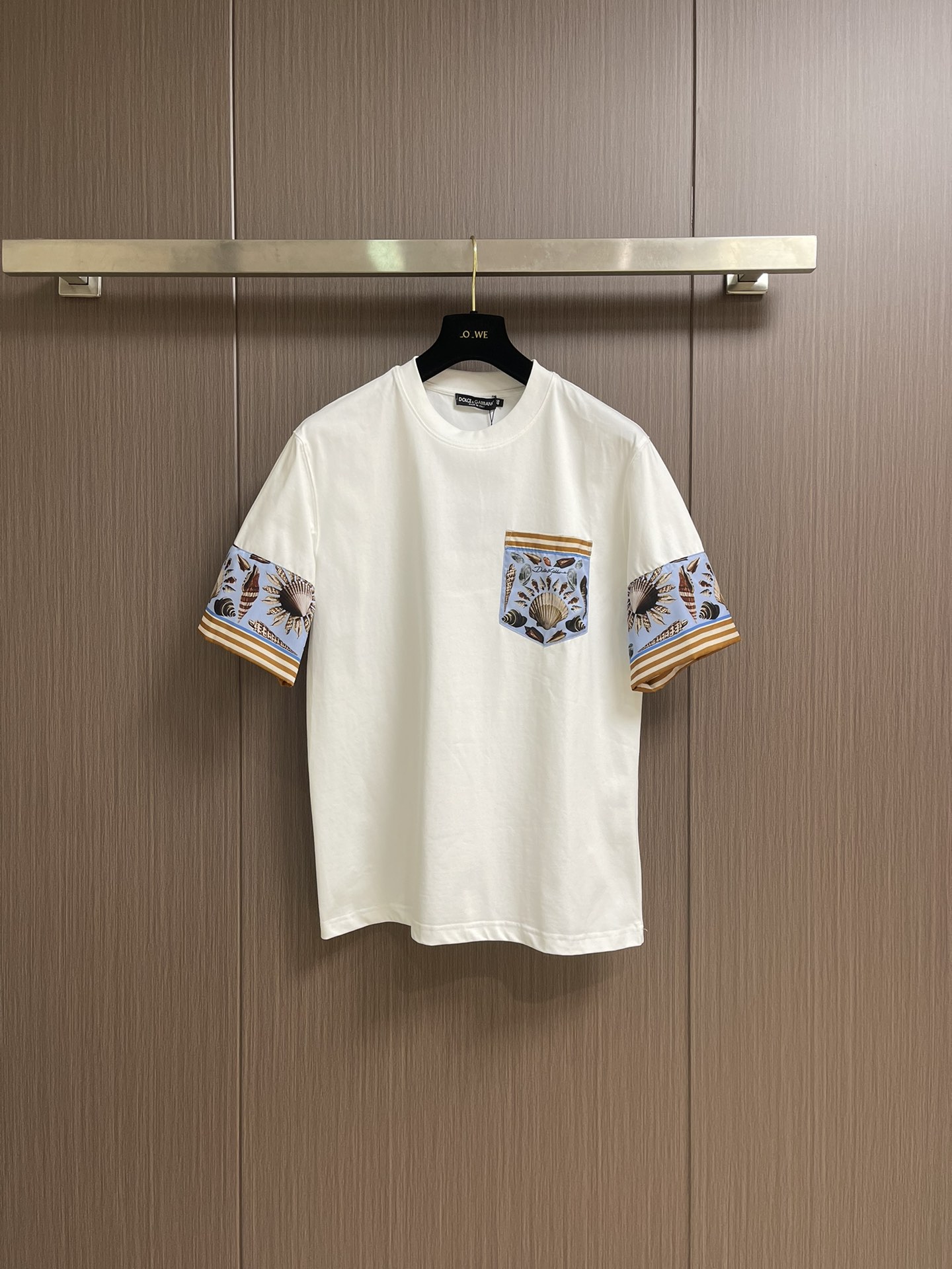 NO:520293,DG DolceGabbana pocket square frame decorative cotton round neck short-sleeved T-shirt, a short-sleeved short-sleeved shirt that is not easy to wear. This short-sleeved feel is super soft and comfortable, made of plain cotton. The soft and soft touch is different from the light and translucent of ordinary materials. The feel of porcelain is really drooping and more elastic. The unchanged femur edge of the neckline can well keep the collar flat and not fall off. The frame design on the front of the chest lights up the whole, luxurious and noble, self-evident. Size 44-46-48-50-52-54 M-4XL 44-69cm long shoulder width 44cm bust 51cm 46-70cm shoulder width 45.5cm bust 53cm 48-71cm shoulder width 47cm bust 55cm 50-72cm  Shoulder width 48.5cm Bust 57cm 52 garment length 73cm Shoulder width 50cm Bust 59cm 54 garment length 74cm Shoulder width 51.5cm Bust 61cm, Dolce&Gabbana, Dolce&Gabbana, T-shirt,tees, t-shirt,alexander wang19860909DG DolceGabbana杜嘉班纳 口袋方框装饰棉质圆领短袖T恤,一款不易撞衫的短袖,这款短袖的手感超级柔软舒服,采用平纹棉质制作,柔柔软软的触感区别普通料的轻薄透,手感瓷实有垂感,更有弹性,领口不变的股骨包边能很好的保持领型的平整不掉塌 胸前方框设计,点亮整体,奢华高贵,不言而喻.尺码44-46-48-50-52-54 M-4XL 44衣长69cm 肩宽44cm 胸围51cm 46衣长70cm 肩宽45.5cm 胸围53cm 48衣长71cm 肩宽47cm 胸围55cm 50衣长72cm 肩宽48.5cm 胸围57cm 52衣长73cm 肩宽50cm 胸围59cm 54衣长74cm 肩宽51.5cm 胸围61cm,,Dolce&Gabbana,Dolce&Gabbana,T-shirt,tees，t-shirt,alexander wang,Men's clothing