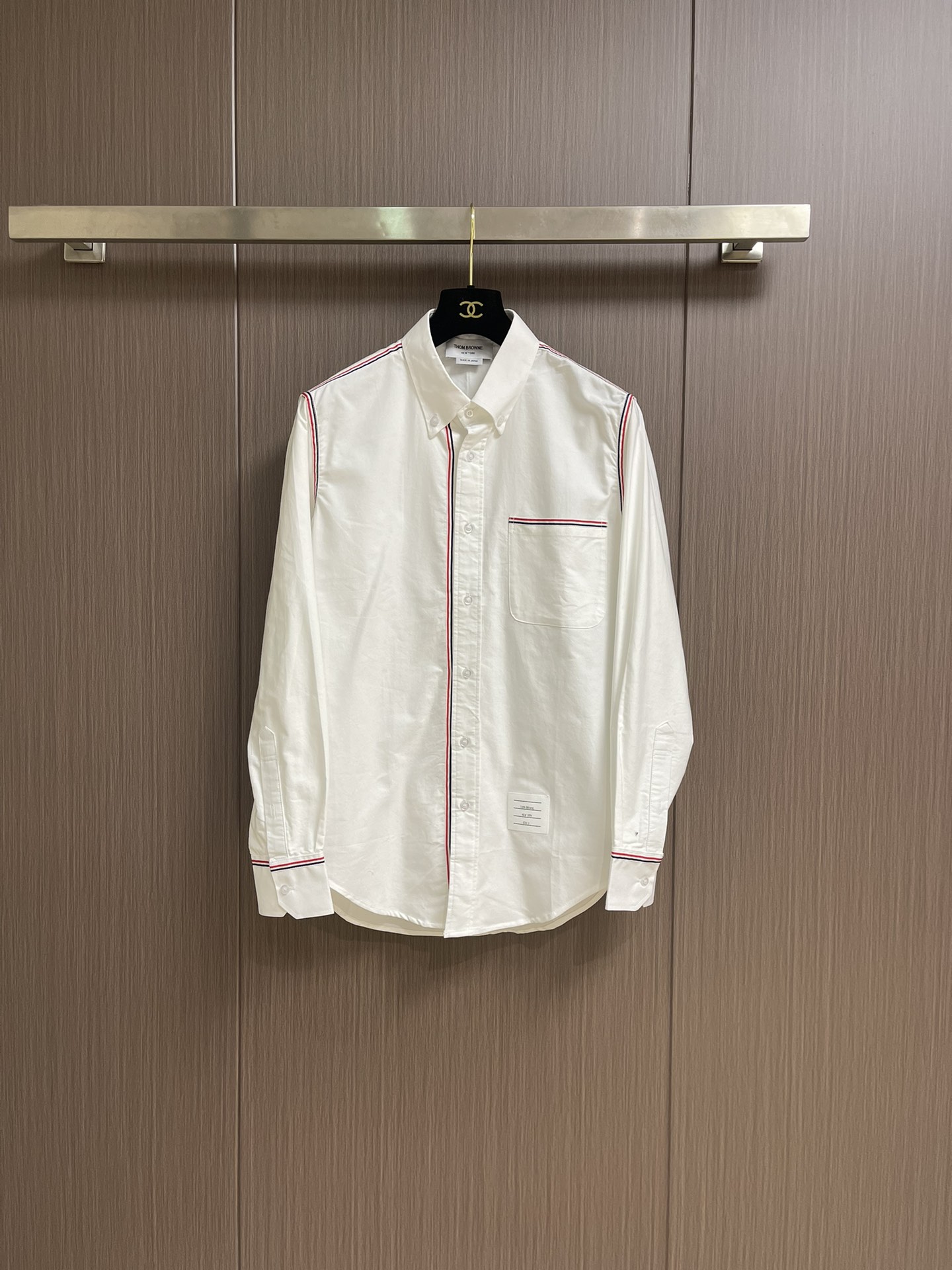 NO:520276,TB Thom Browne classic Oxford shirt, newly upgraded Oxford fabric, tb celebrity products, simple and clean, casual, comfortable and versatile, classic and easy to wear!  The upper body effect is straight and stylish!  All are original custom shell buckles, with inner edges and square marks on the hem must be three-line motorcycles, non-flat car sewn, the design is very pleasing and has been re-ordered. Size 1-2-3-4,,shirts,alexander wang19860909TB Thom Browne 经典款牛津衬衫,全新升级牛津纺面料,tb明星产品,简单干净,休闲舒适百搭,经典好穿！上身效果笔挺有型！均为原版定制贝壳扣,内里包边处理,下摆方标一定是三线机车,非平车机缝制,设计非常讨喜 一直返单的款.尺码1-2-3-4,,shirts,alexander wang,Men's clothing