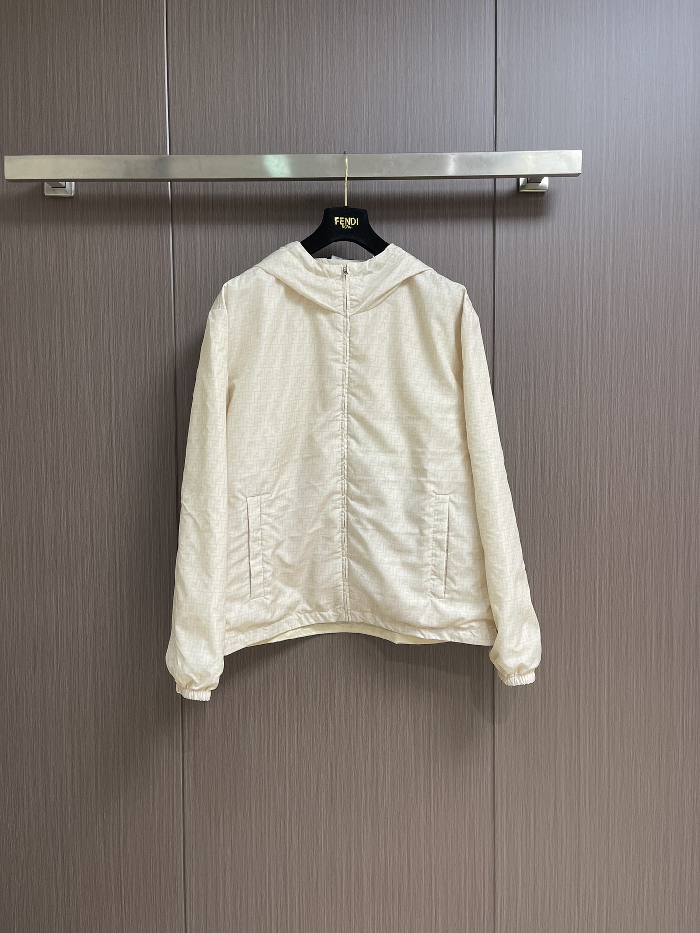 NO:518334,FENDI full Indonesian nylon windproof hooded jacket is made of high-end ultra-fine nylon material. The fabric has special treatment and is waterproof and wear-resistant. The brand's classic double F LOGO is presented on the fabric through screen printing technology, with bright colors and strong durability. The hood and hem are both round beef tendon drawstrings and customized metal adjustment buckles, which can adjust elasticity according to needs. Zipper design is also a must-have opening and closing method. The zipper head with brand letters also reflects the brand recognition. The overall wiring is straight and delicate, the fabric is comfortable and soft, and the color is consistent and has no color difference. It can be matched with the same style to create a fashionable look, and control various occasions, custom auxiliary materials, complete three standards, the same style for men and women!  Size 46-52, fendi, jackets & coats, hats, alexander wang19860909FENDI 满印尼龙防风连帽外套,选用高端的超细尼龙材质,面料经过特殊处理之后兼具防水性和耐磨性,通过丝网印花技术将品牌经典的双F LOGO呈现于面料之上,色彩鲜艳,耐久性强.兜帽和下摆均采用圆牛筋抽绳和定制金属调节扣,可根据需求调节松紧,拉链设计也是的必备开合方式,带品牌字母的拉链头也体现了品牌辨识度.整体走线平直细腻,面料舒适柔软,颜色一致无色差 能与同款搭配营造时尚造型,驾驭各种场合,定制辅料,三标齐全,男女同款！尺码46-52,,fendi,jackets & coats,hats,alexander wang,Men's clothing