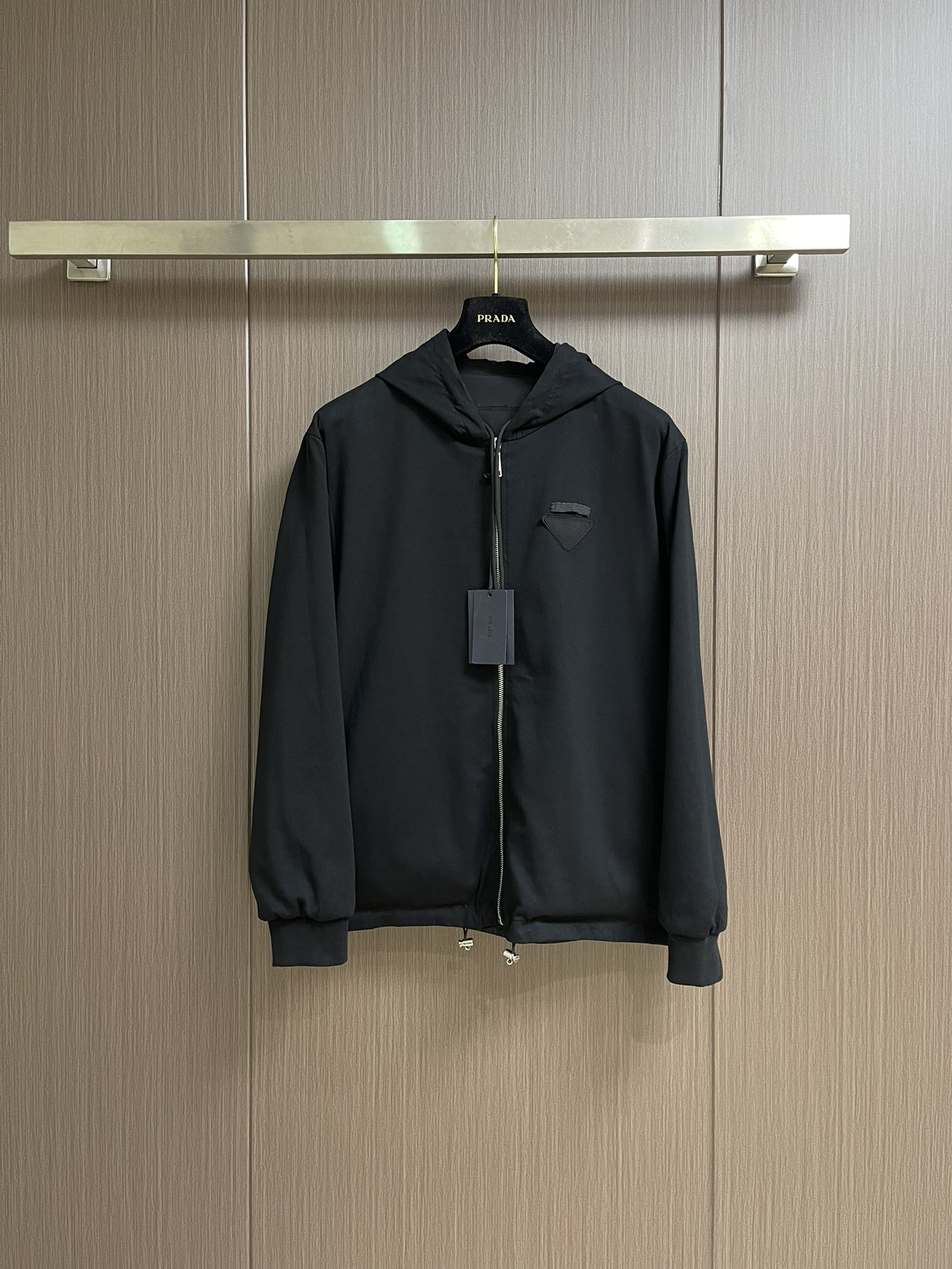 NO:518337,PRADA  The fabric triangular mark double-sided jacket is worn on the front fabric. The brand's iconic recycled nylon fabric is comparable to traditional nylon, with high strength, tear resistance, wear resistance and other characteristics. Its texture is light and waterproof, and is suitable for multiple scenarios. Its wrinkle resistance and quick drying are also easy to maintain on a daily basis. The other fabric is woven with cotton fibers. The cloth surface is tight and flat. The high-density structure enhances the durability of the fabric, which is not easy to pill and deform, and has good wrinkle resistance. Cotton fibers are naturally skin-friendly, breathable and hygroscopic.  , soft and non-irritating. Wrap the parts with oblique cut cloth strips, and the width is controlled at about 0.4CM. Aligned the edges of the two layers of fabric and folded and sewn, and the seams are hidden in the interlayer. Then fixed by 'anchoring points'. It forms no burrs on both sides of the inner and outer sides, and all seams are completely wrapped, while preventing the undesirable experience of sliding relative to each other during wear. The cotton fabric is evenly humidified by steam, squeezed with a heated roller and an elastic rubber blanket, forcing the fibers to retract, and finally fix the shape by cooling down by cold air. Size S-XL, prada, jackets  & coats,alexander wang19860909PRADA 饰织物三角标双面穿夹克,正面面料选择品牌标志性的再生尼龙面料,与传统尼龙性能相当,具备高强度,抗撕裂,耐磨损等特性.其质地轻盈,同时又具备防水功能适合多场景需求.抗皱,快干的特点也易于日常打理维护.另一面面料选用棉纤维编织而成,布面紧密平整,高密度结构增强了面料的耐用性,不易起球变形,且有良好的抗皱性.棉纤维具有天然的亲肤性,透气性和吸湿性并存,贴身柔软,无刺激.用斜裁布条包裹份,宽度控制在0.4CM左右.将两层面料边缘对齐后折叠缝合,缝线隐藏于夹层.再通过'锚定点'固定.形成内外两面均无毛边,所有缝份完全包裹,同时防止穿着中易相对滑动的不良体验.棉面面料经蒸汽均匀加湿,用加热后的辊筒与弹性橡胶毯挤压,迫使纤维回缩,最后通过冷风降温固定形态.尺码S-XL,,prada,jackets & coats,alexander wang,Men's clothing