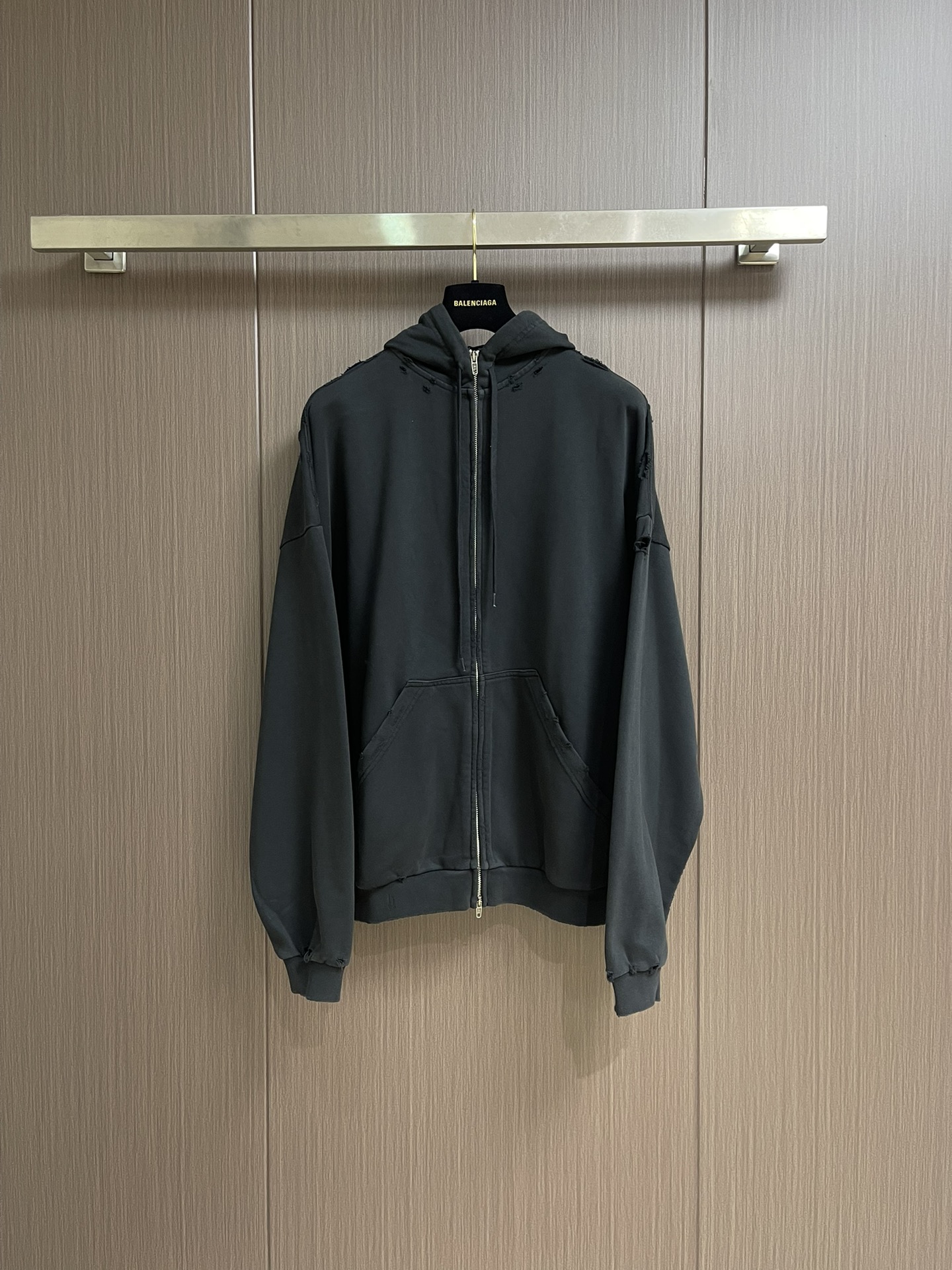 NO:520311,Balenciaga letter tape zipper jacket, customized honey cotton cloud fluffy soft velvet elegant material, excellent texture, comfortable skin, rich tone, rich connotation, comfortable skin, front face homogeneous clean fit presentation, traces of wear are looming, the coldness of the washing black and the casual wear are collided with each other, and manual wear is used to perform local friction and wear on the fabric through manual operation The surface of the fabric will form a natural damage effect, time-consuming and labor-intensive, low daily output, heavy filial washing, special solution, remove stains and slight fading, then snowflake wash fade through strong washing, make the color more even. Size 1-2-3-4 S-XL,,balenciaga, jackets & coats,alexander wang19860909Balenciaga 字母胶带拉链外套,定制蜜棉云絮柔绒雅致料 质感卓越 舒适贴肤 以浓郁而纯粹的洗水黑为主基调 富有内涵 舒适贴肤 前幅同质化clean fit呈现 磨破的痕迹若隐若现 洗水黑的冷峻与磨破的随性相互碰撞,采用定位人工磨破 通过手工操作对面料进行局部摩擦与磨损 面料表面会形成自然的破损效果 耗时耗力 日产量低,重度孝洗 通过特制溶液 去除污渍且轻微的褪色 再雪花洗 通过强烈的洗涤方式来褪色 使其颜色更为均匀.尺码1-2-3-4 S-XL,,balenciaga,jackets & coats,alexander wang,Men's clothing