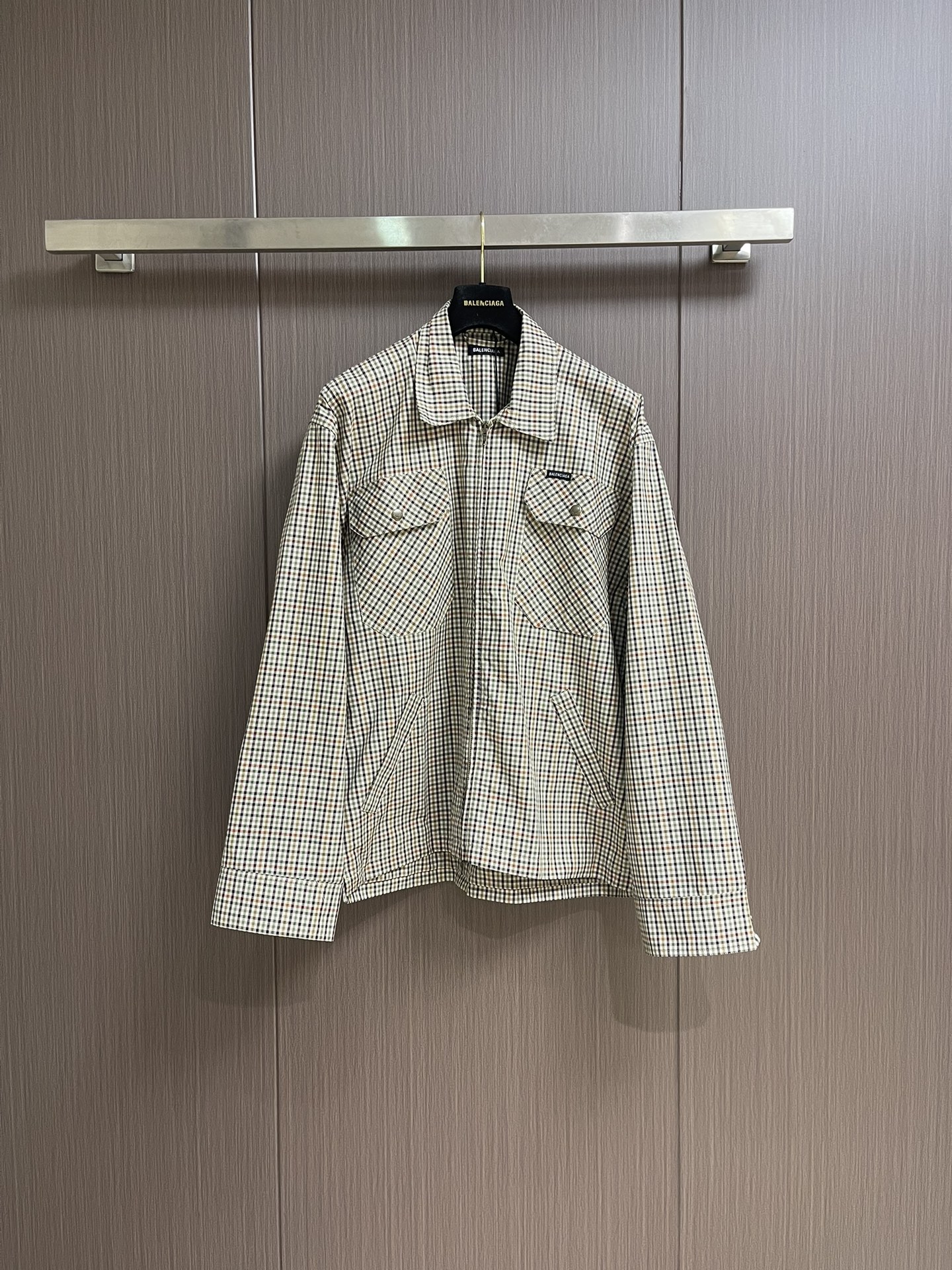 NO:520301,Balenciaga 2025FW new plaid long-sleeved lapel jacket with double-sided high-quality plaid tailoring, hidden metal zipper opening and closing placket, front chest symmetrical flip pocket, pocket letter label embellishment, silhouette tailoring design, loose fit, same style for men and women. Size 0-1-2-3,,balenciaga, jackets & coats,alexander wang19860909Balenciaga 2025FW 秋冬新款格纹长袖翻领外套,双面高品质对格剪裁 隐藏式金属拉链开合门襟 前胸对称翻盖口袋 袋口字母标签点缀 廓型剪裁设计 宽松版型 男女同款.尺码0-1-2-3,,balenciaga,jackets & coats,alexander wang,Men's clothing