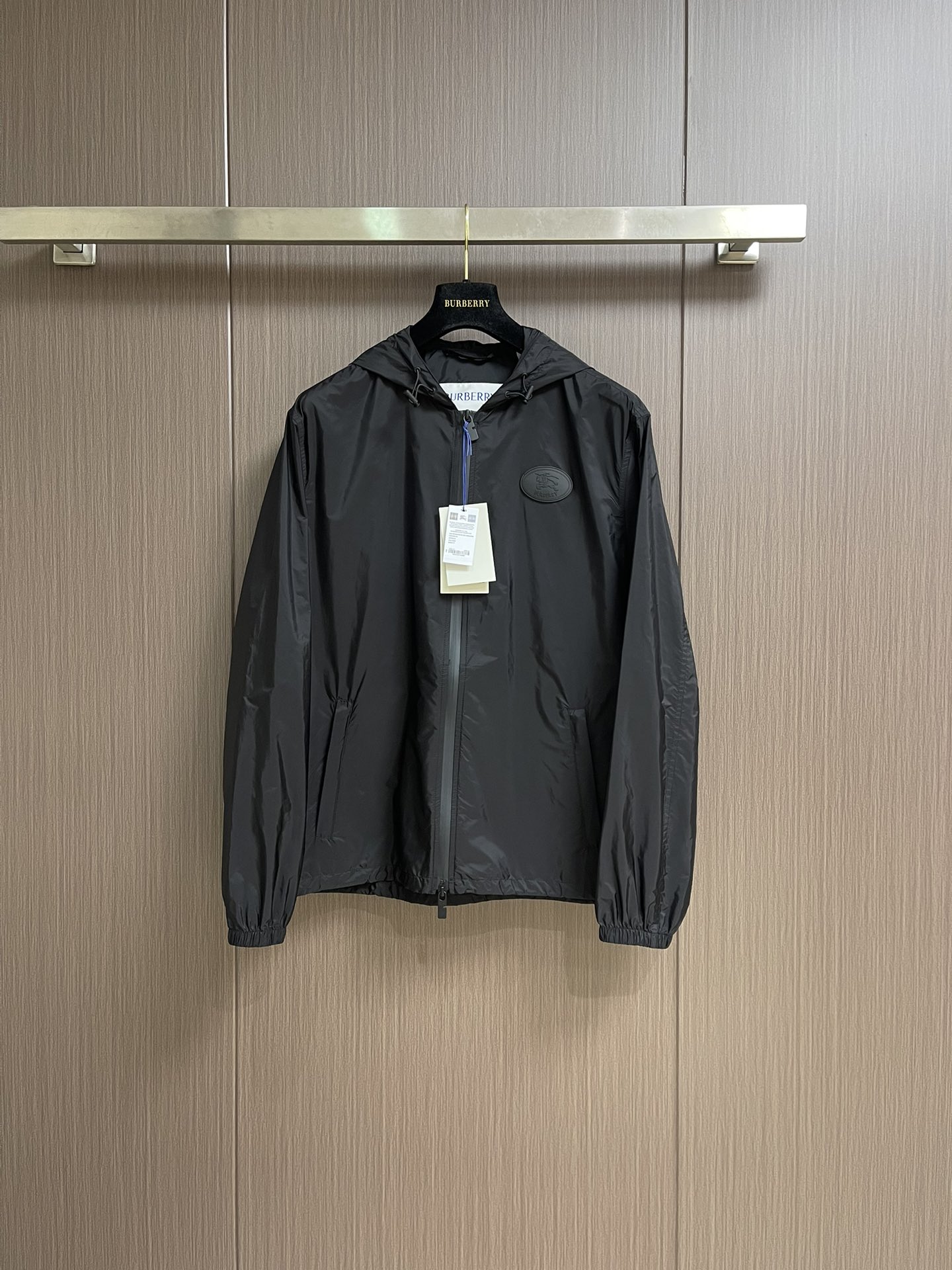 NO:518339,Burberry Knight's seal jacket is made of nylon fabric made of polyamide fiber. Its molecular chain structure gives it a strong resistance to friction and wear. It also has high fracture strength, nodule strength, good toughness and other characteristics, so that it can withstand large tension and impact forces and not easily break. After special weaving process and anti-static treatment, the breathability and anti-static properties are significantly improved, greatly improving the wearing experience. It has a three-dimensional sense. The three-dimensional sense strong glue printing During the printing process, the glue will form a thick layer of glue, which not only enhances the visual effect of the printing, but also makes the touch richer and more durable. After the glue printing is cured, the printing pattern is closely combined with the fabric and is not easy to fall off. Size S-XL, burberry, jackets & coats, jackets & coats, alexander wang19860909Burberry 骑士印章夹克外套,选用聚酰胺纤维打造的尼龙面料.其分子链结构赋予它极强的抵抗摩擦和磨损的能力.同时具有很高的断裂强度和结节强度,韧性好等特点,使其能承受较大的拉力和冲击力不易破损.通过特殊编织工艺和防静电处理之后,透气性和防静电性能得到显著提升,大大改善穿着体验.具有立体感.立体感强胶浆印花在印制过程中,胶浆会形成一层厚厚的胶质层,使得印花图案不仅增强了印花的视觉效果,还使得手感更加丰富.耐久性好.胶浆印花经过固化处理后,印花图案与面料紧密结合,不易脱落.尺码S-XL,,burberry,jackets & coats,jackets & coats,alexander wang,Men's clothing