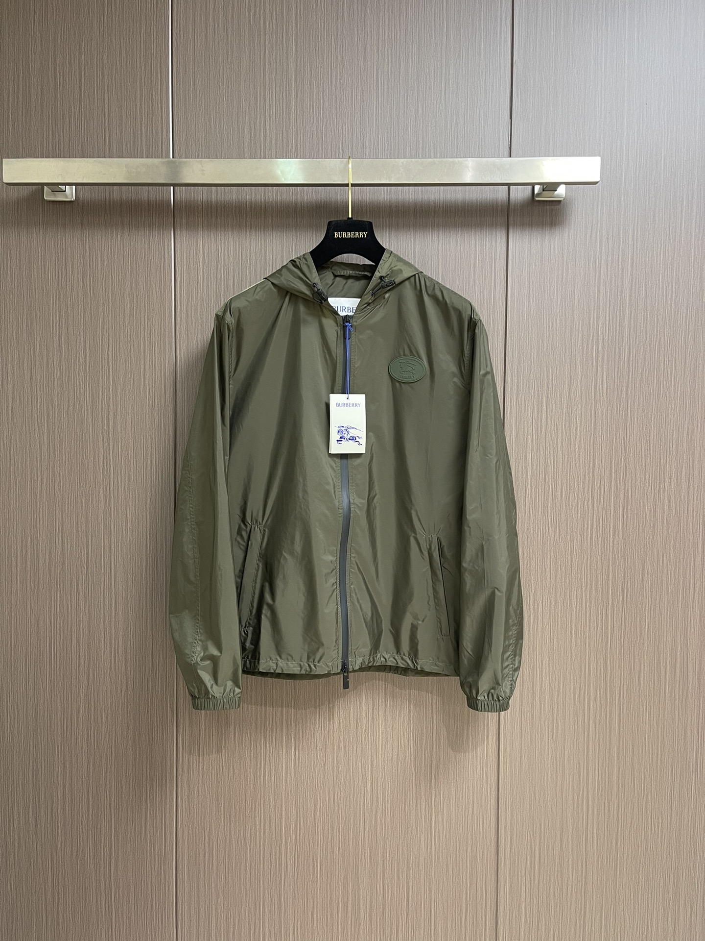 NO:954431,Burberry The Knight's Seal Jacket is made of nylon fabric made of polyamide fiber. Its molecular chain structure gives it a strong ability to resist friction and wear. It also has high breaking strength, nodule strength, and good toughness, allowing it to withstand large tensile forces and impact forces and is not easily damaged. After special weaving technology and anti-static treatment, the breathability and anti-static performance have been significantly improved and greatly improved. Wearing experience. It has a three-dimensional and strong three-dimensional feeling. During the printing process of glue printing, the glue will form a thick gel layer, which not only enhances the visual effect of the printing, but also makes the hand feel richer and has good durability. After the glue printing is cured, the printing pattern is closely integrated with the fabric and is not easy to fall off. Sizes S-XL, burberry, jackets & coats,jackets & coats,19860909Burberry 骑士印章夹克外套,选用聚酰胺纤维打造的尼龙面料.其分子链结构赋予它极强的抵抗摩擦和磨损的能力.同时具有很高的断裂强度和结节强度,韧性好等特点,使其能承受较大的拉力和冲击力不易破损.通过特殊编织工艺和防静电处理之后,透气性和防静电性能得到显著提升,大大改善穿着体验.具有立体感.立体感强胶浆印花在印制过程中,胶浆会形成一层厚厚的胶质层,使得印花图案不仅增强了印花的视觉效果,还使得手感更加丰富.耐久性好.胶浆印花经过固化处理后,印花图案与面料紧密结合,不易脱落.尺码S-XL,,burberry,jackets & coats,jackets & coats,,Men's clothing