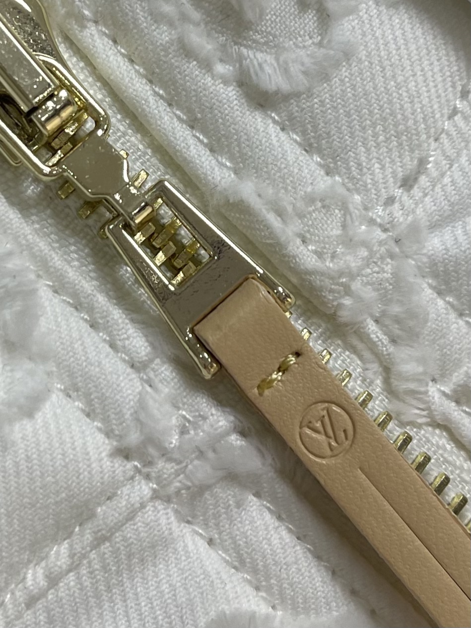 
Lv MONOGRAM剪花女款牛仔短裙 本款迷你短裙取材挺括棉质提花面料，令 Monogram 图案呈