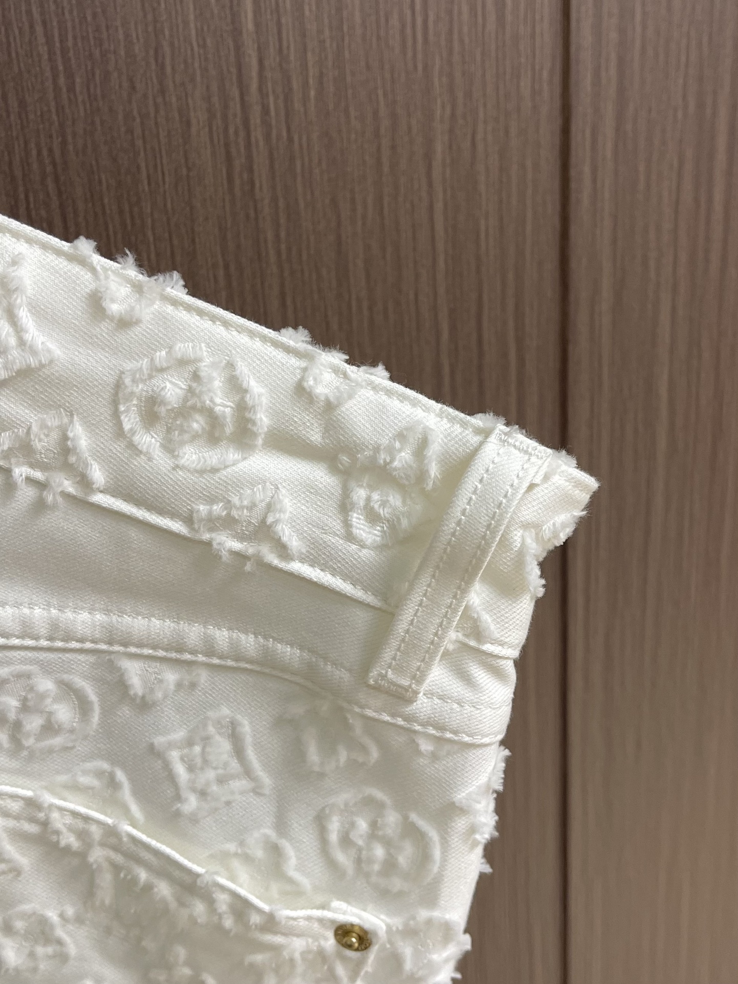 
Lv MONOGRAM剪花女款牛仔短裙 本款迷你短裙取材挺括棉质提花面料，令 Monogram 图案呈