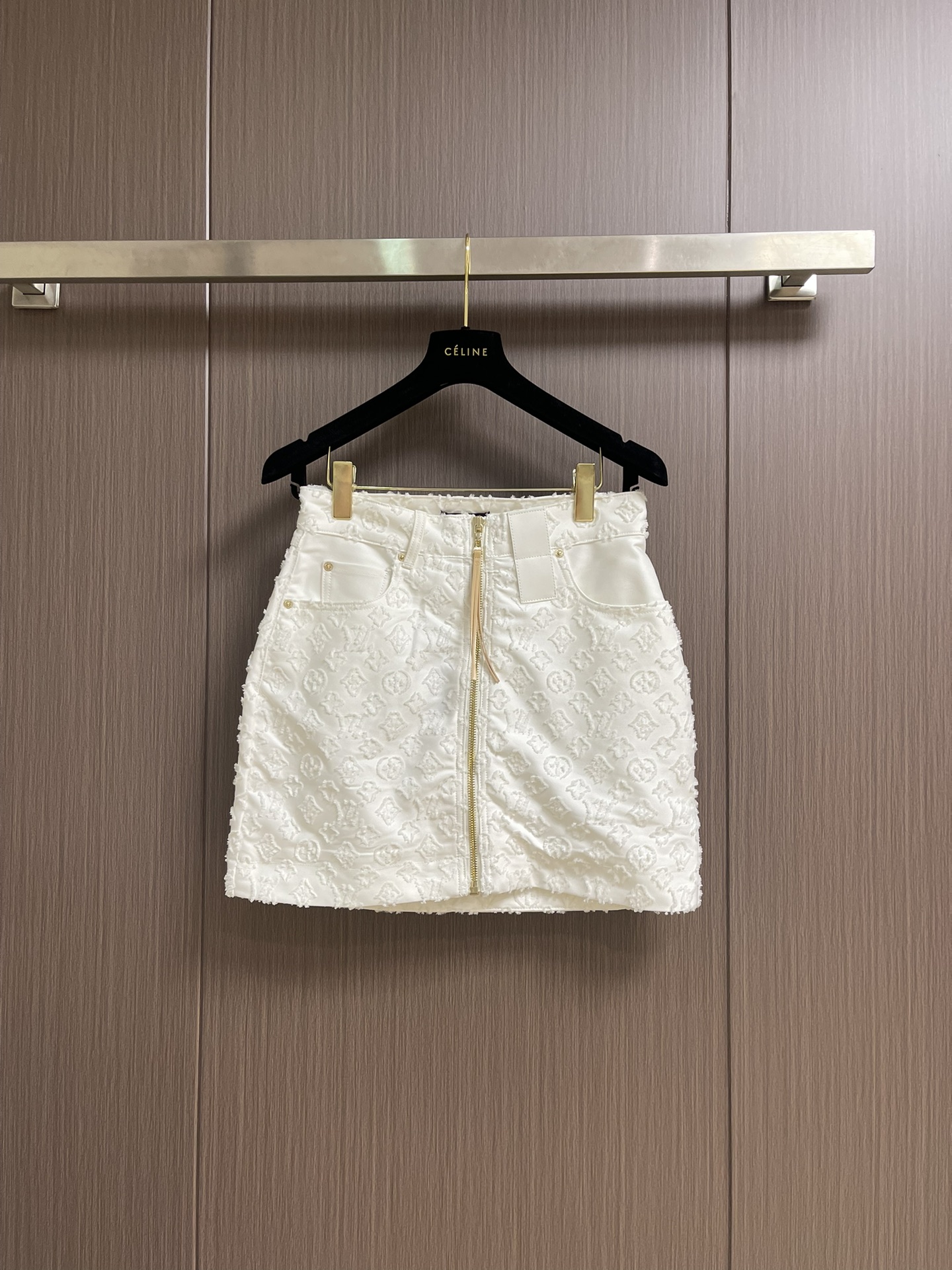 NO:515201,Lv MONOGRAM women's denim skirt This mini skirt is made of crisp cotton jacquard fabric, making the Monogram pattern delicate flower cut texture. The simple inlay finishes the pockets and the back, and the dazzling metal parts release the trendy edge. The large leather belt ring at the waist adds a modern touch. Size 34-36-38,,louis vuitton, skirts,alexander wang19860909Lv MONOGRAM剪花女款牛仔短裙 本款迷你短裙取材挺括棉质提花面料,令 Monogram 图案呈现细腻剪花肌理.素净嵌饰点睛口袋和后部,耀目金属件释放潮流锋芒.腰部大号皮革束带圈再添摩登一笔. 尺码34-36-38,,louis vuitton,skirts,alexander wang,Men's clothing