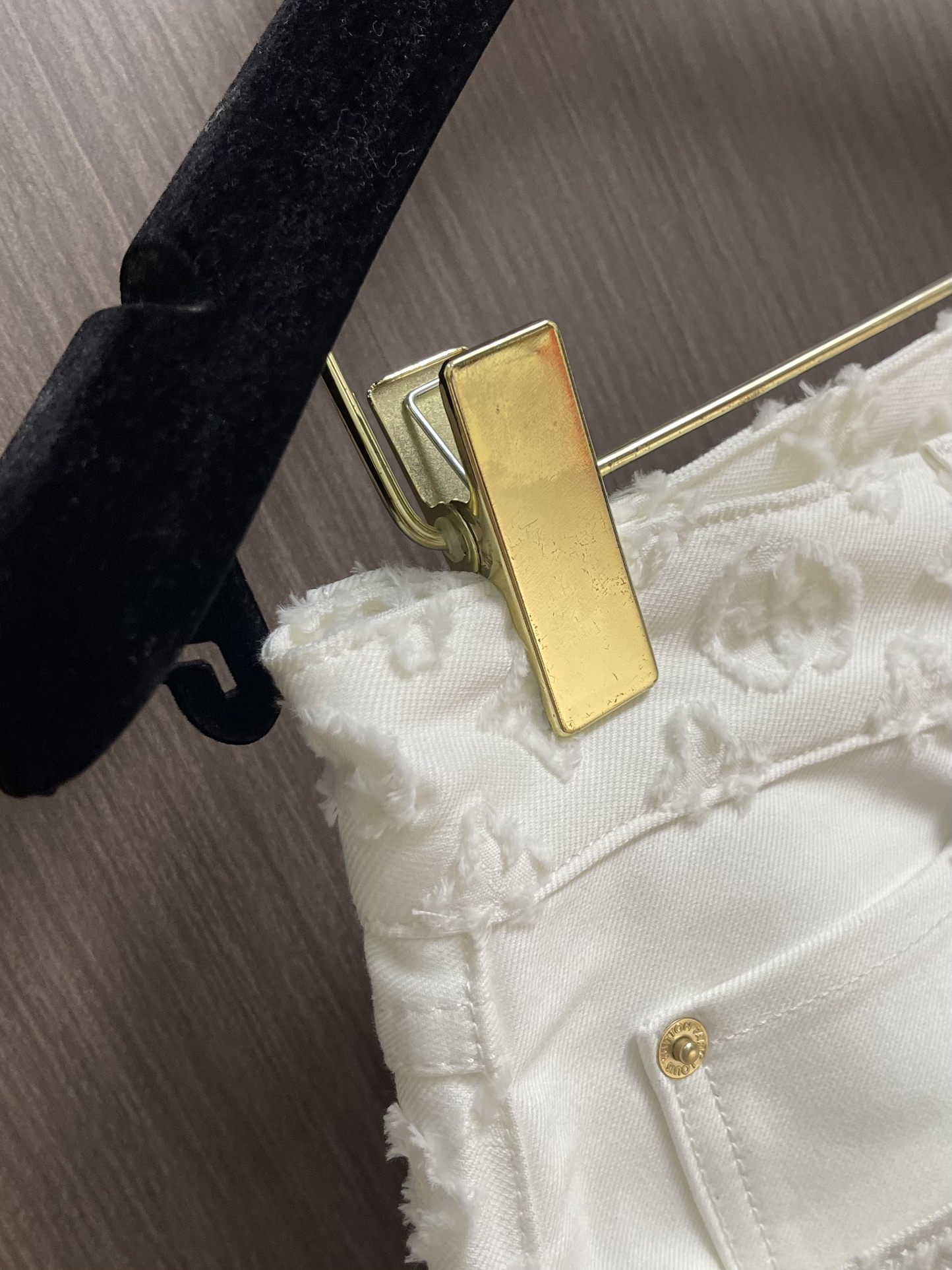 
Lv MONOGRAM剪花女款牛仔短裙 本款迷你短裙取材挺括棉质提花面料，令 Monogram 图案呈