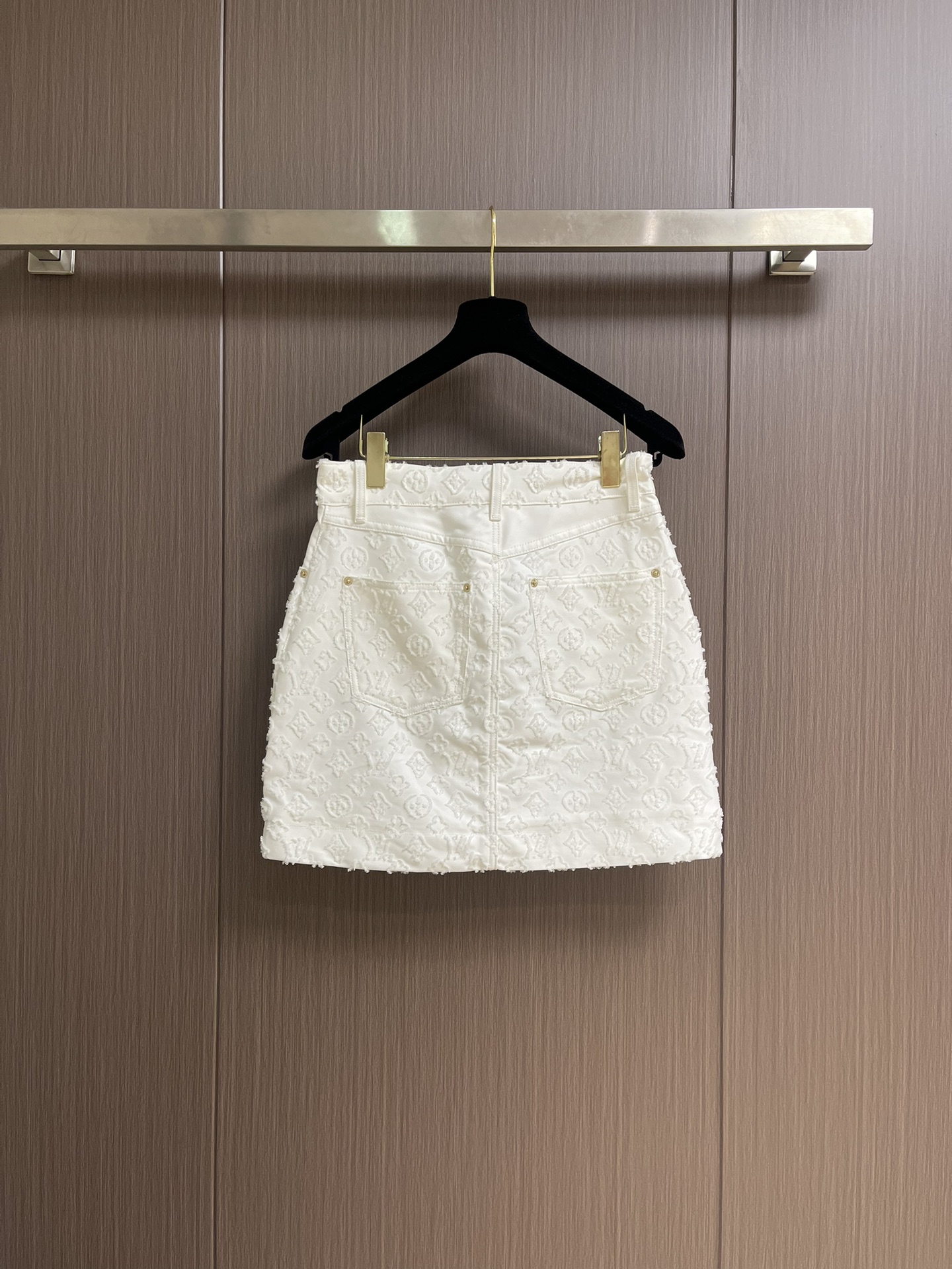 
Lv MONOGRAM剪花女款牛仔短裙 本款迷你短裙取材挺括棉质提花面料，令 Monogram 图案呈