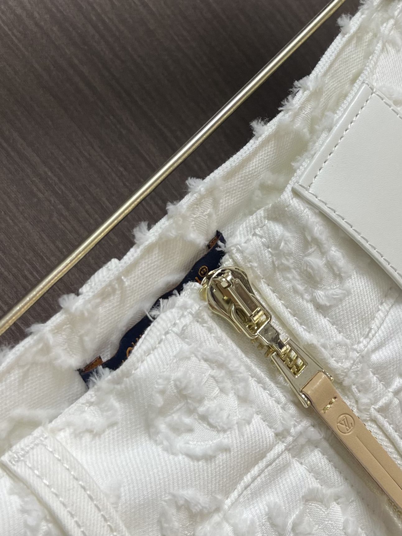 
Lv MONOGRAM剪花女款牛仔短裙 本款迷你短裙取材挺括棉质提花面料，令 Monogram 图案呈