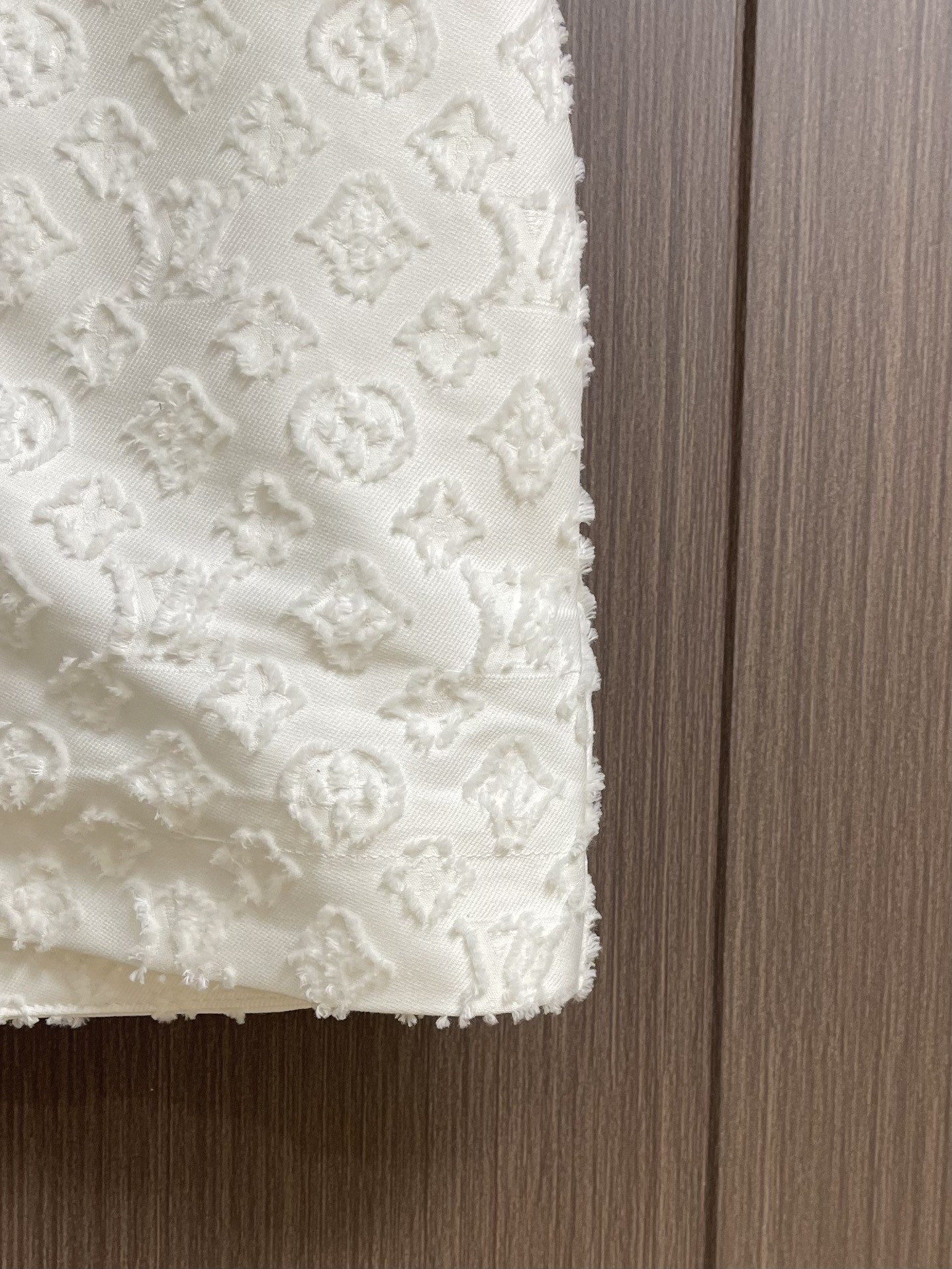 
Lv MONOGRAM剪花女款牛仔短裙 本款迷你短裙取材挺括棉质提花面料，令 Monogram 图案呈