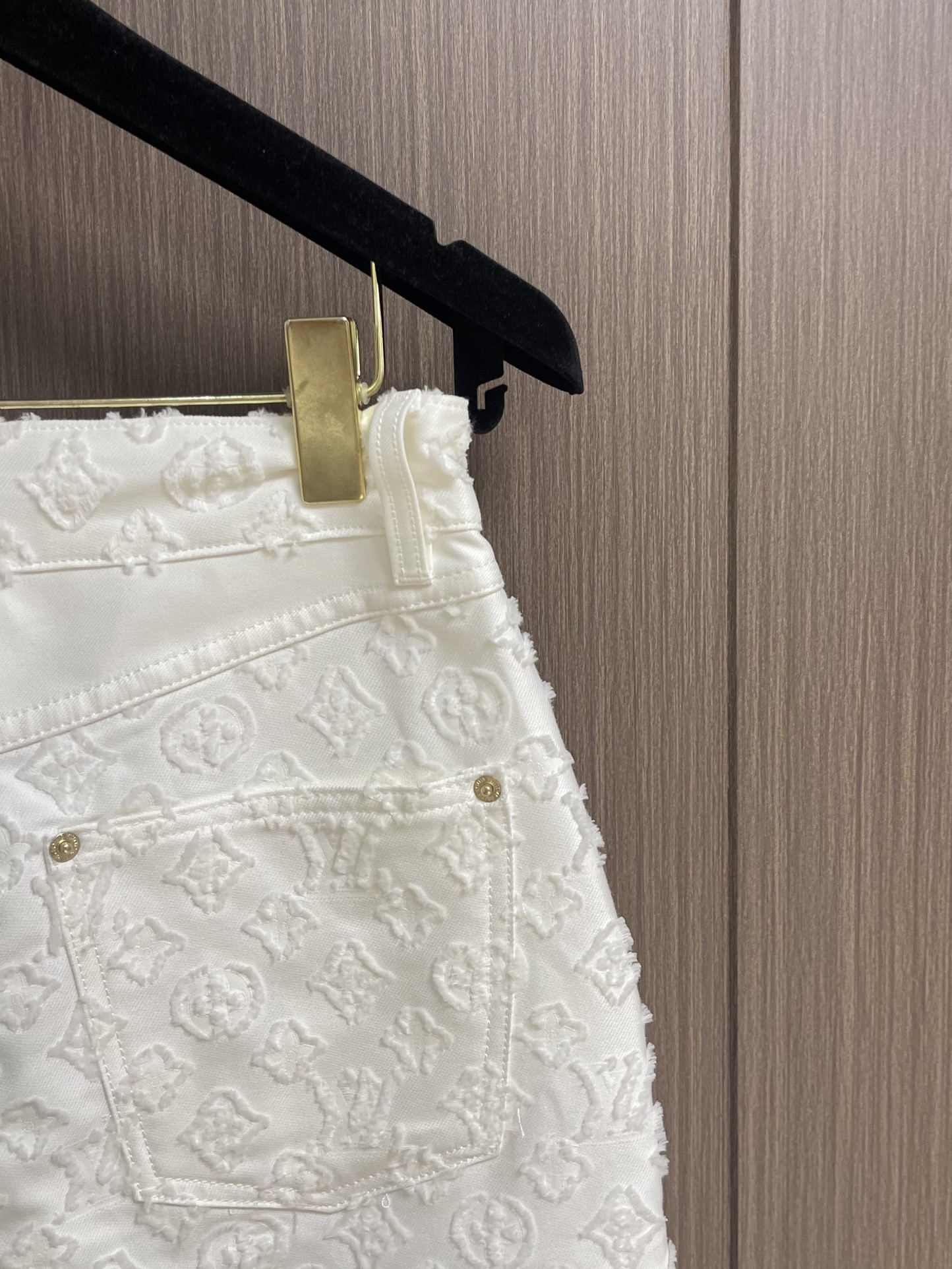 
Lv MONOGRAM剪花女款牛仔短裙 本款迷你短裙取材挺括棉质提花面料，令 Monogram 图案呈