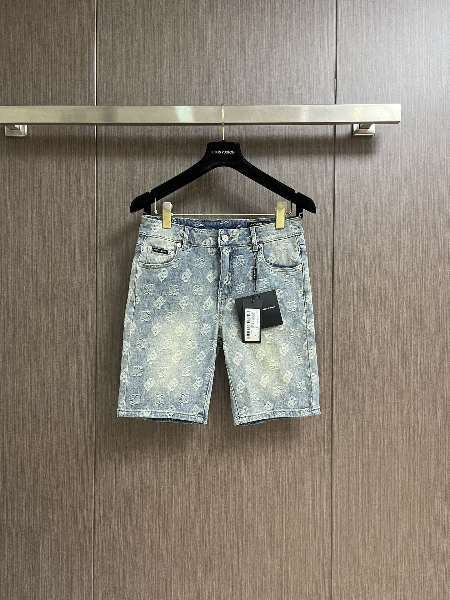 NO:520299,DG 2025SS spring and summer new casual denim shorts customized fabric, breathable and comfortable, impeccable details, brand element design concept, reflecting high quality. It feels delicate and soft!  Present casual cut, with a great upper body style. Size 29-36 No 35, shorts, alexander wang19860909DG 2025SS春夏新款休闲牛仔短裤 定制面料 透气舒适度高,细节无可挑剔,品牌元素设计理念,体现高品质.手感细腻柔软！呈现休闲裁剪,上身版型超赞.尺码29-36 无35,,shorts,alexander wang,Men's clothing