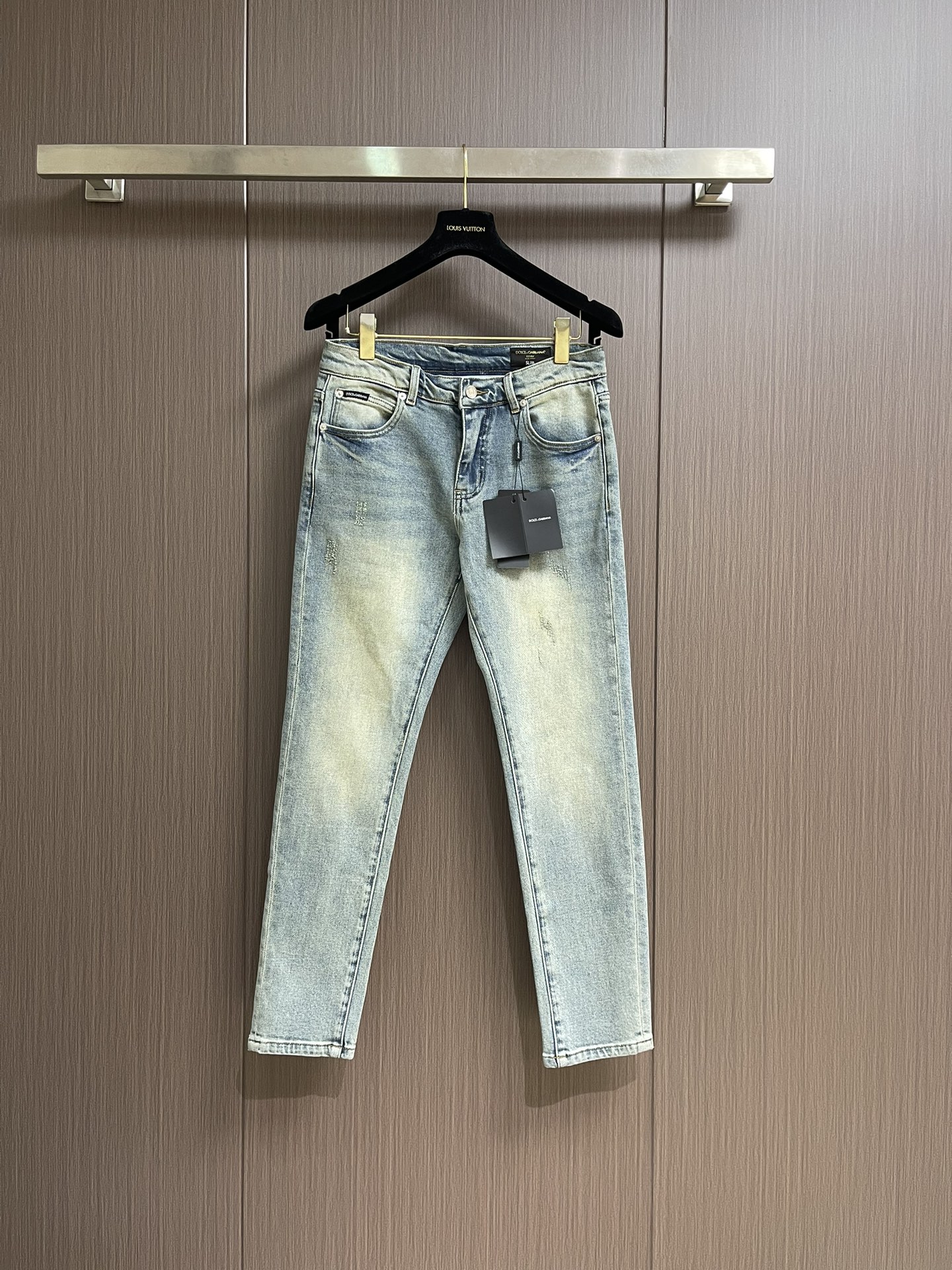 NO:520302,DG 2025ss Spring and Summer New Wash Men's Casual Jeans, a pair of jeans with a strong tone, are all fashionable and reincarnation, so for the denim category, such reincarnation is especially dense!  The jeans are made of imported daily denim denim cotton cloth, and are washed and ground into white with heavy industry, and have a super high appearance!  It is also not as comfortable as it is not as good as the fabric is soft and skin-friendly and elastic, and it also takes into account excellent sweat-relief and breathable properties, which can also be worn all year round!  The back pocket is full of recognizable embroidery and the details of the matte lacquered metal buttons engraved with words, which show the brand identity in a low-key and restrained manner!  Classic small straight jeans style cut, the upper body can modify all imperfect leg shapes, instantly pulling the identity into a golden ratio effect, which is very worthy of being included in men's wardrobe. Size 29-36 No 35, jeans, gold, alexander wang19860909DG 2025ss春夏新品水洗男士休闲牛仔裤,腔调感极强的一款牛仔裤,都是时尚是个轮回,那么于牛仔类别而言这样的轮回尤其密集！该牛仔裤采用客供进口日制丹宁牛仔棉布制成,重工水洗磨白,颜值度超级高！舒适度方面同样也不安下风,面料柔软亲肤有弹力,同时兼顾出色的排汗透气性,可兼顾一年四季穿着搭配！后兜充满辨识度的刺绣,以及刻有字样的哑光漆面金属纽扣细节,低调内敛的展现出品牌身份！经典小直筒牛仔裤版型剪裁,上身能够修饰所有不完美的腿型,瞬间将身份拉分成黄金比例效果,非常值得被收入男士的衣橱之中.尺码29-36 无35,,jeans,gold,alexander wang,Men's clothing