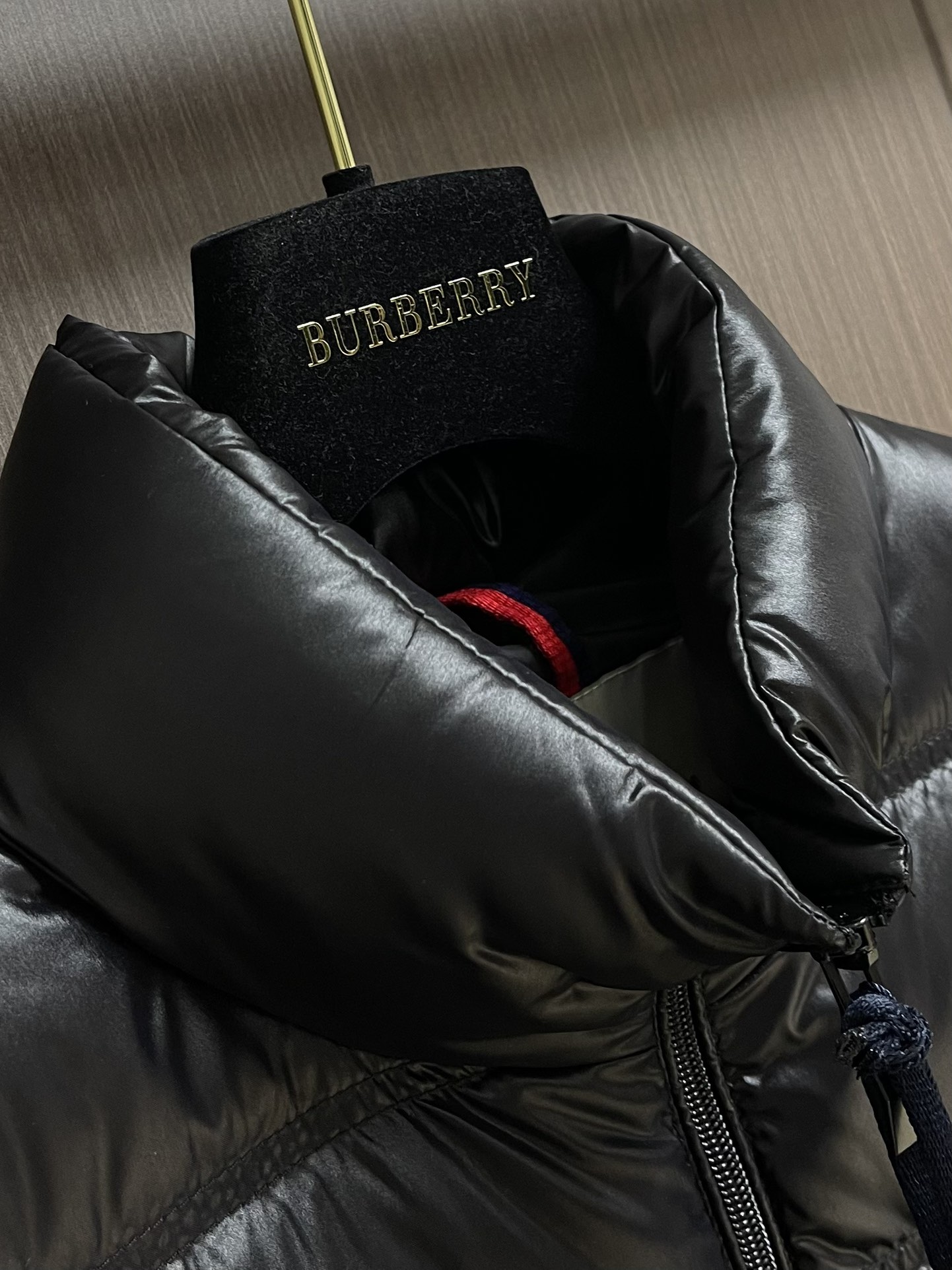 
Moncler 羽绒服 2025ss秋冬新款羽绒外套．处处细节显工艺足够的高级 结构性剪裁的设计改变来