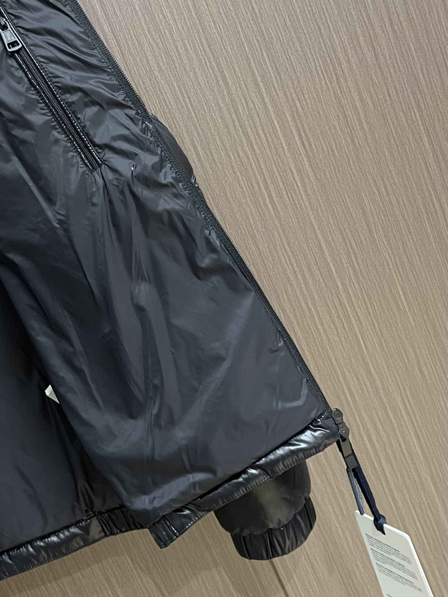
Moncler 羽绒服 2025ss秋冬新款羽绒外套．处处细节显工艺足够的高级 结构性剪裁的设计改变来
