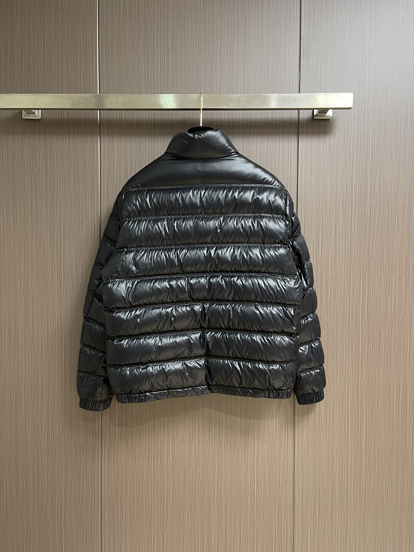 
Moncler 羽绒服 2025ss秋冬新款羽绒外套．处处细节显工艺足够的高级 结构性剪裁的设计改变来