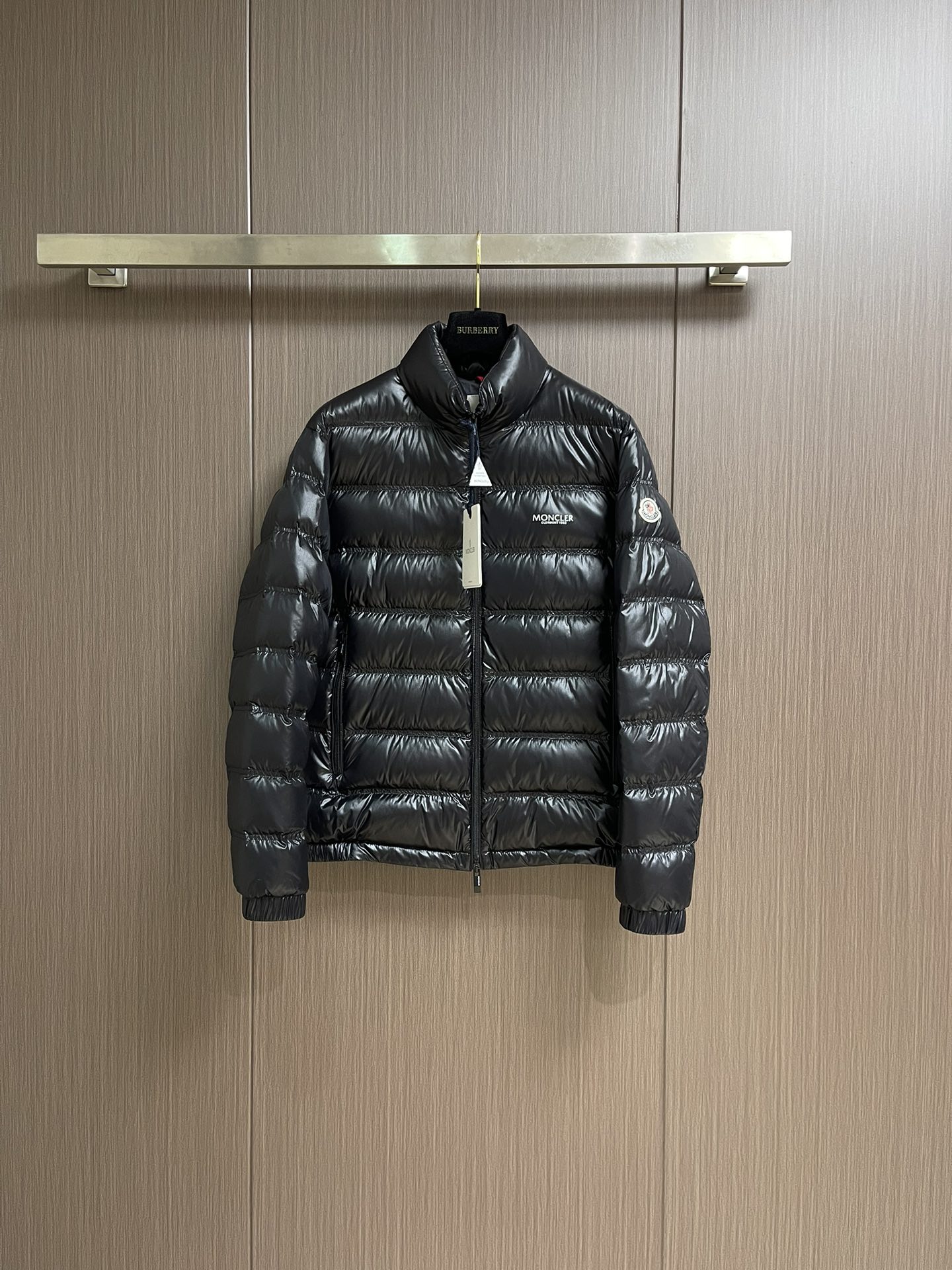 
Moncler 羽绒服 2025ss秋冬新款羽绒外套．处处细节显工艺足够的高级 结构性剪裁的设计改变来