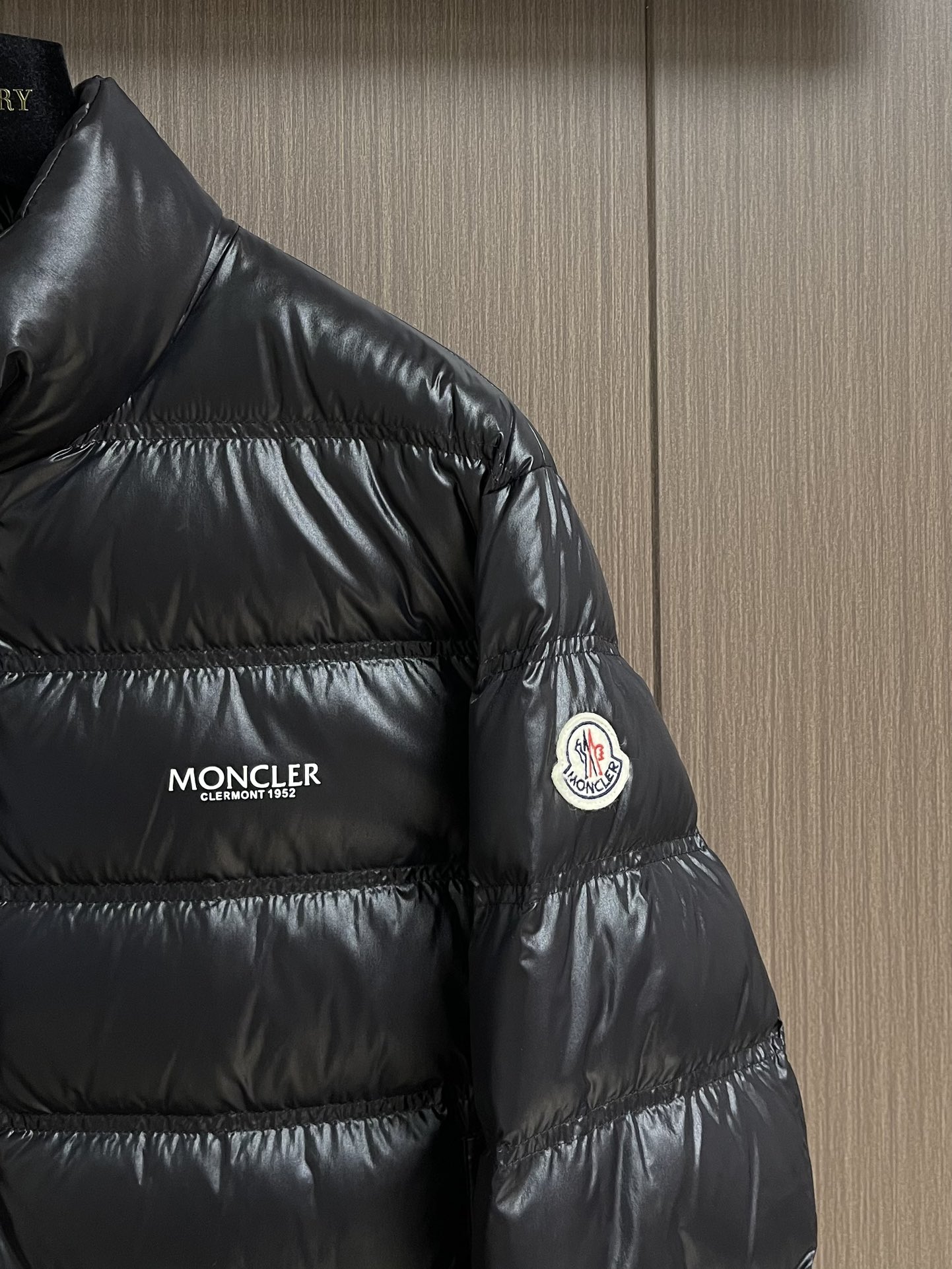 
Moncler 羽绒服 2025ss秋冬新款羽绒外套．处处细节显工艺足够的高级 结构性剪裁的设计改变来
