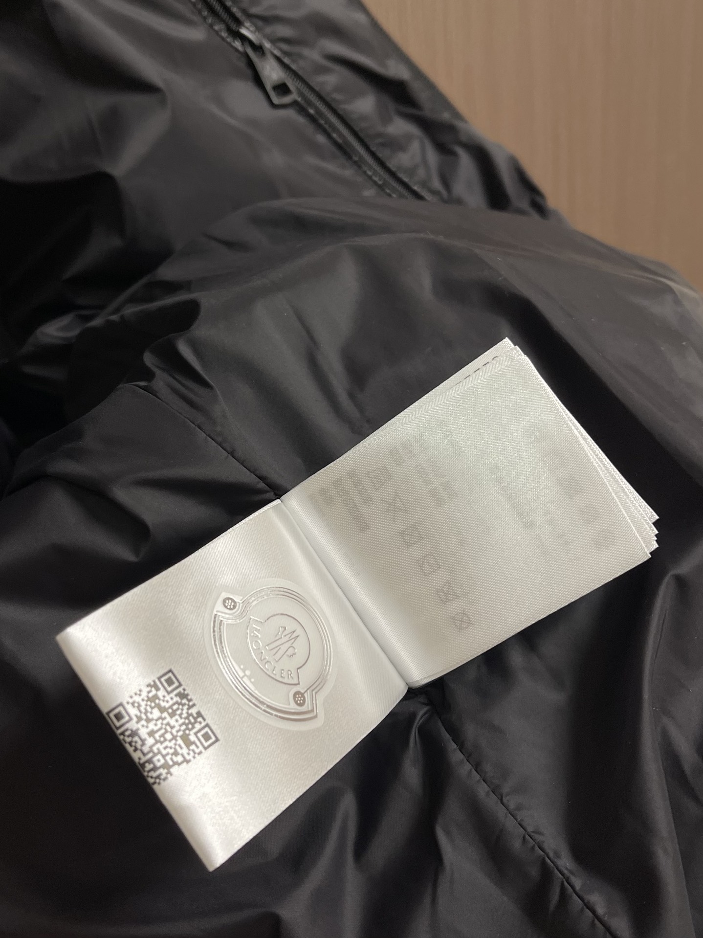 
Moncler 羽绒服 2025ss秋冬新款羽绒外套．处处细节显工艺足够的高级 结构性剪裁的设计改变来