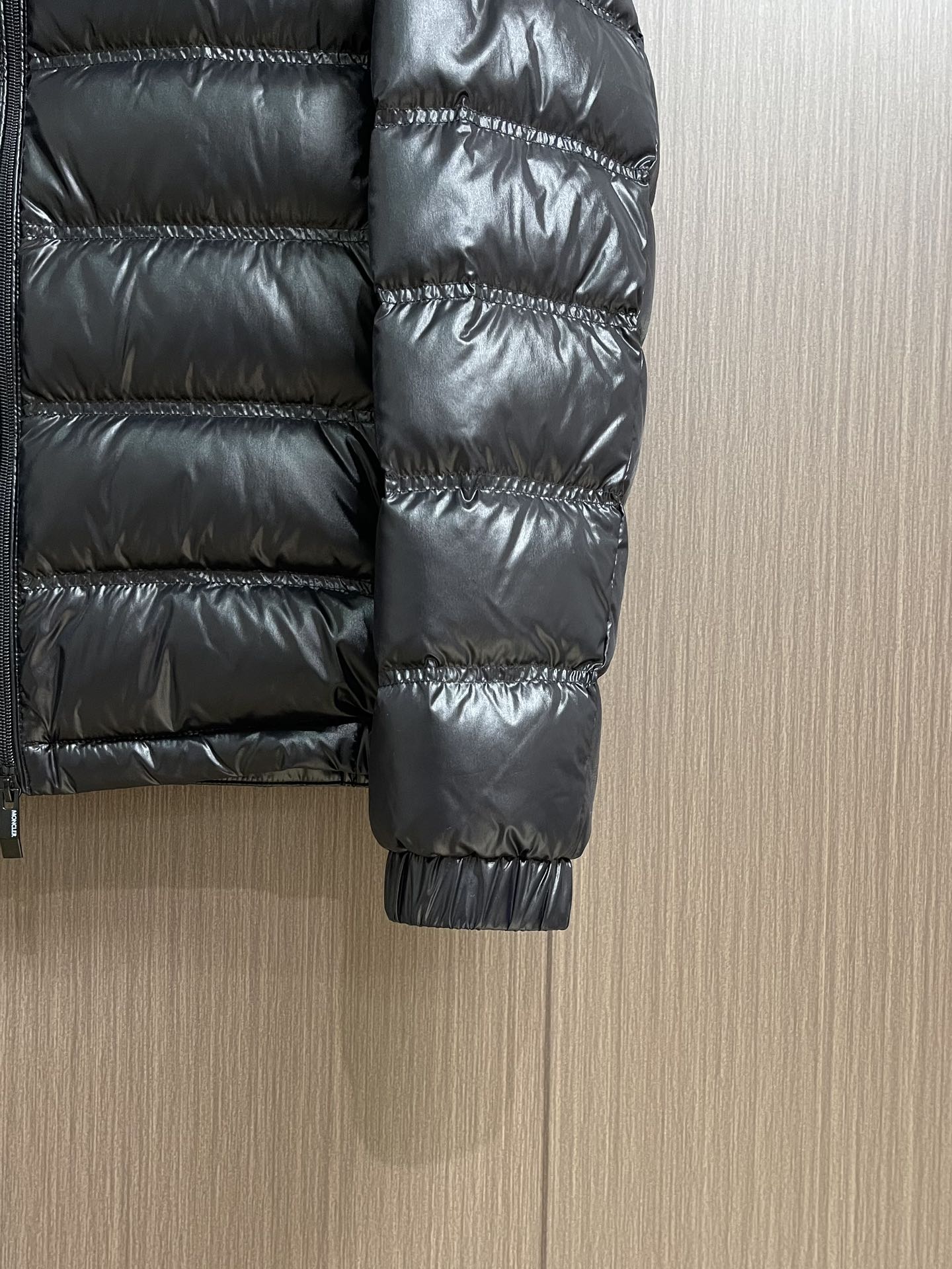 
Moncler 羽绒服 2025ss秋冬新款羽绒外套．处处细节显工艺足够的高级 结构性剪裁的设计改变来