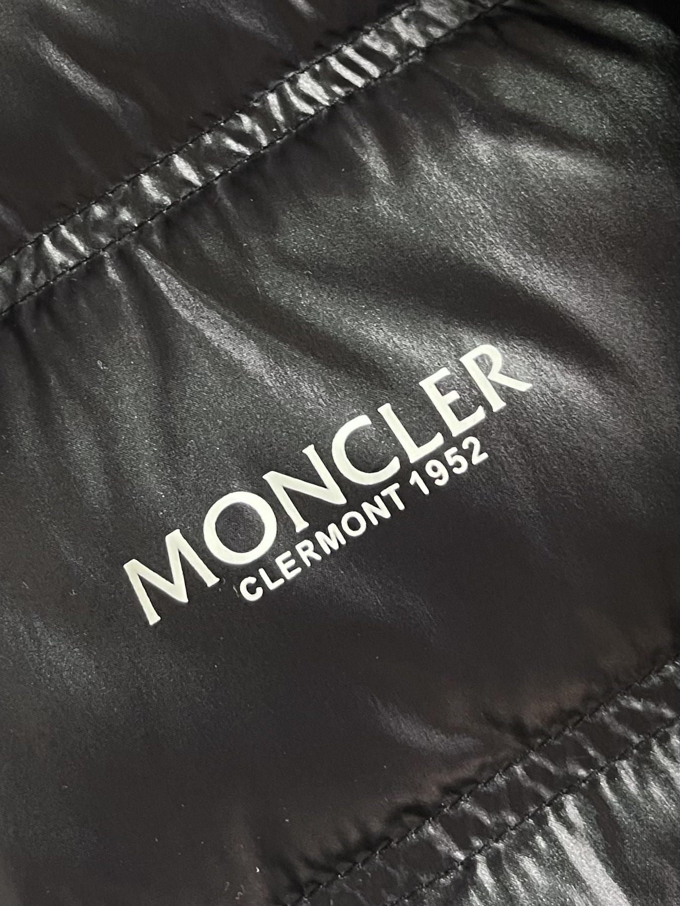 
Moncler 羽绒服 2025ss秋冬新款羽绒外套．处处细节显工艺足够的高级 结构性剪裁的设计改变来