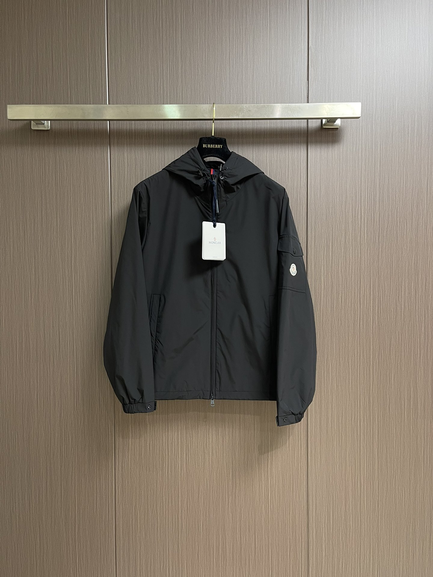 
Moncler 2025ss早秋新款连帽夹克外套，袖臂口袋仔章刺绣logo外套，穿上就是舒适自在又显瘦