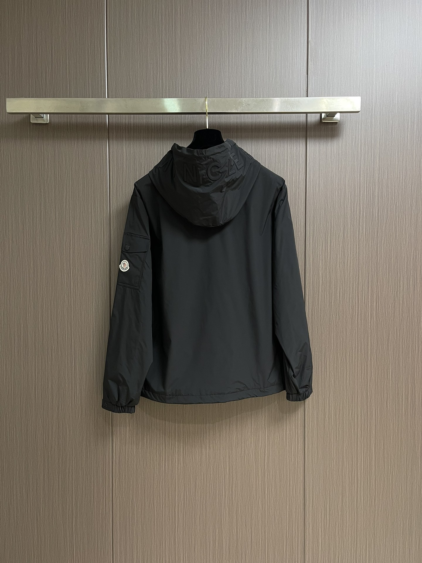 
Moncler 2025ss早秋新款连帽夹克外套，袖臂口袋仔章刺绣logo外套，穿上就是舒适自在又显瘦