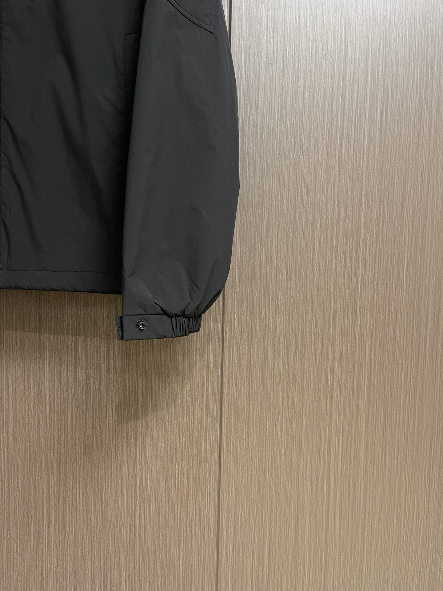 
Moncler 2025ss早秋新款连帽夹克外套，袖臂口袋仔章刺绣logo外套，穿上就是舒适自在又显瘦