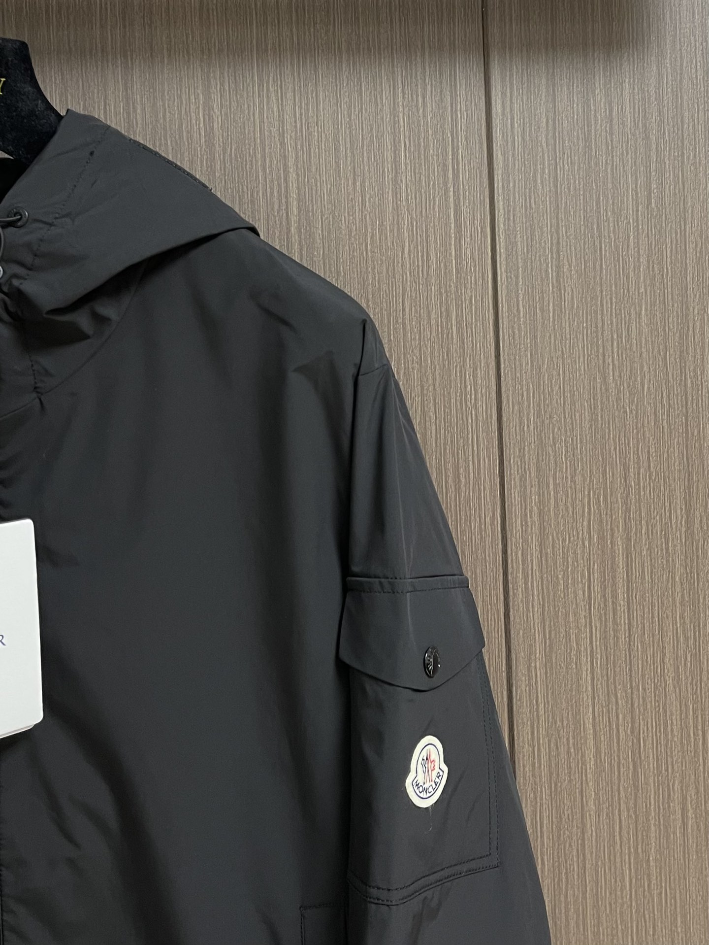 
Moncler 2025ss早秋新款连帽夹克外套，袖臂口袋仔章刺绣logo外套，穿上就是舒适自在又显瘦