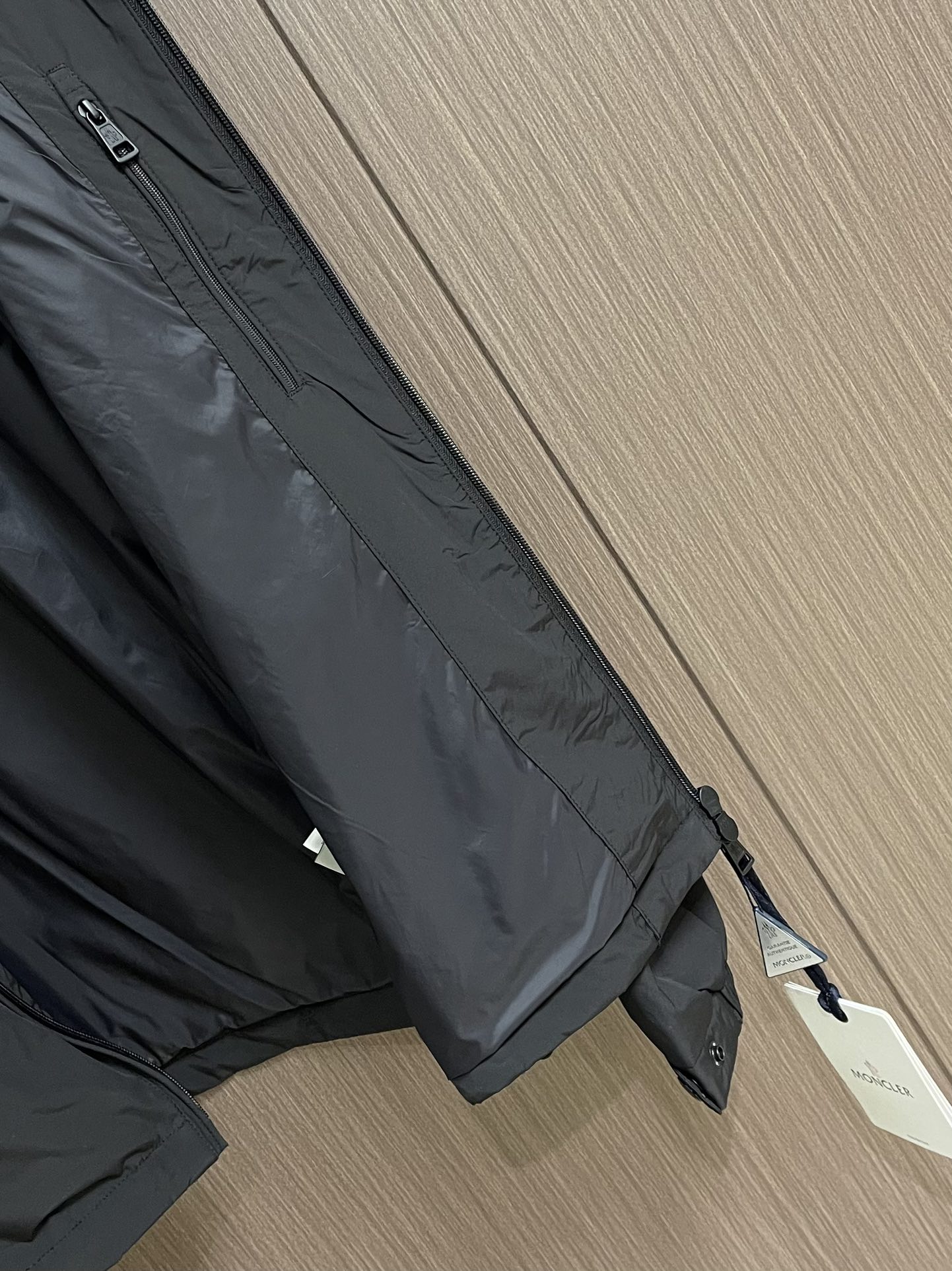 
Moncler 2025ss早秋新款连帽夹克外套，袖臂口袋仔章刺绣logo外套，穿上就是舒适自在又显瘦