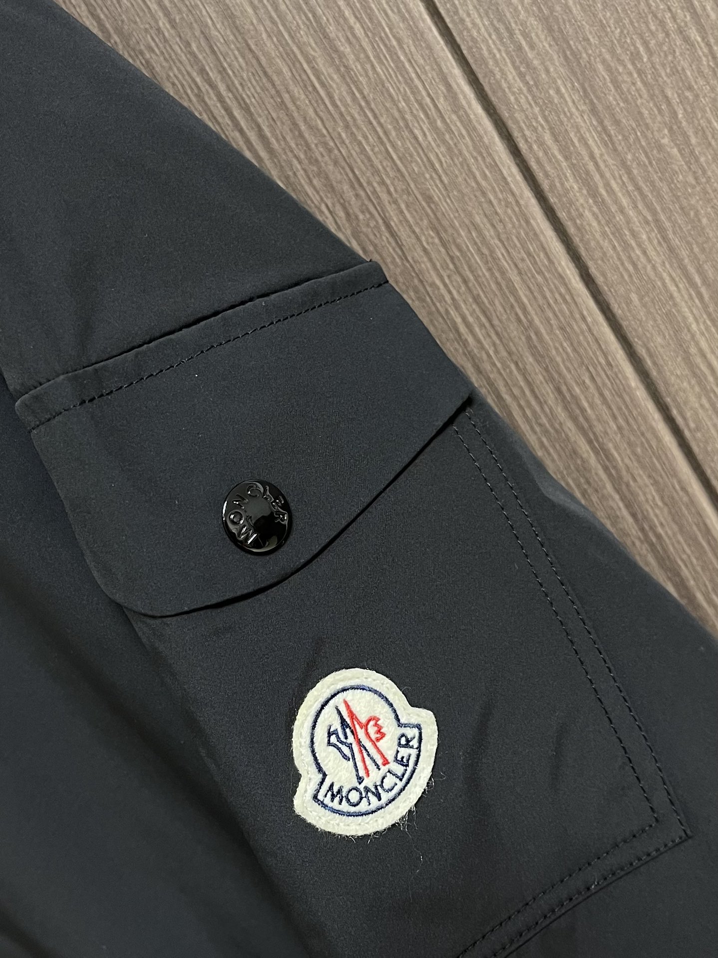 
Moncler 2025ss早秋新款连帽夹克外套，袖臂口袋仔章刺绣logo外套，穿上就是舒适自在又显瘦