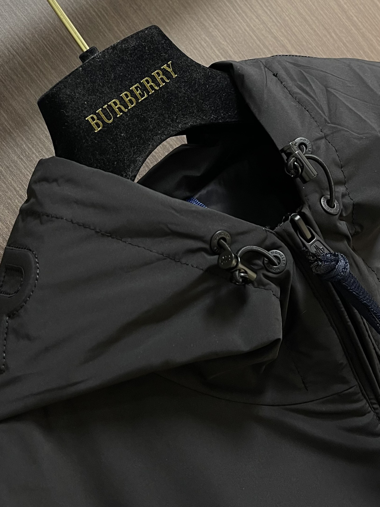 
Moncler 2025ss早秋新款连帽夹克外套，袖臂口袋仔章刺绣logo外套，穿上就是舒适自在又显瘦