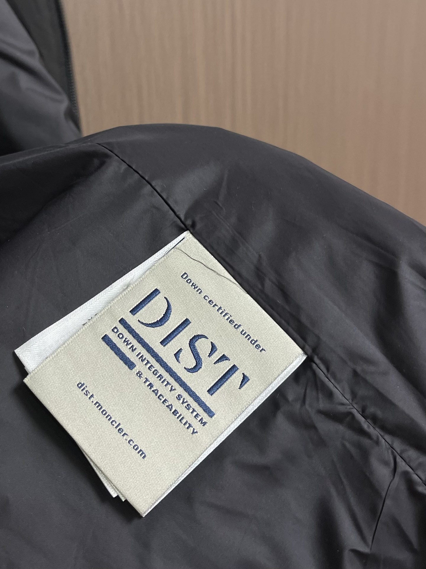 
Moncler 2025ss早秋新款连帽夹克外套，袖臂口袋仔章刺绣logo外套，穿上就是舒适自在又显瘦