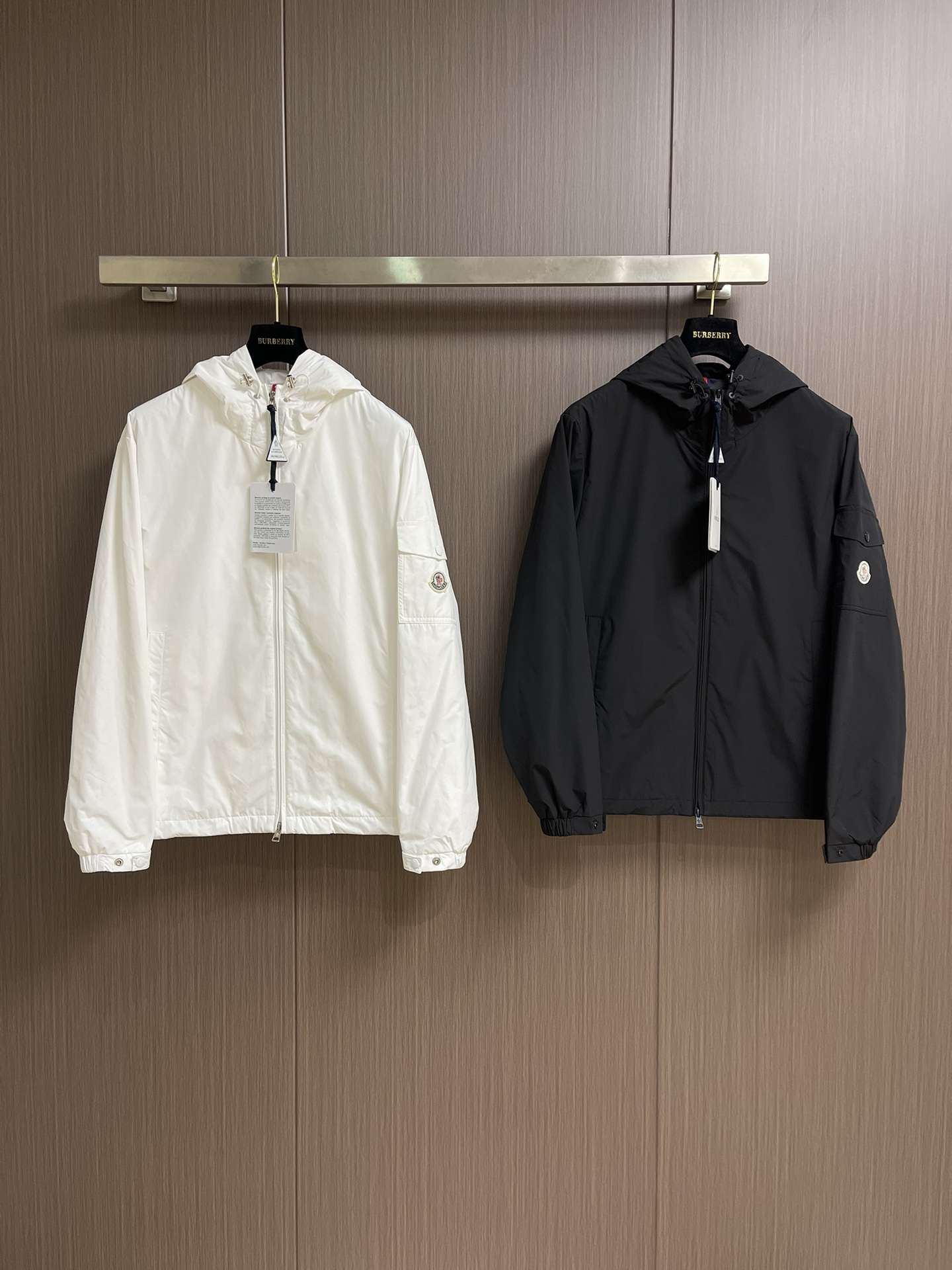 
Moncler 2025ss早秋新款连帽夹克外套，袖臂口袋仔章刺绣logo外套，穿上就是舒适自在又显瘦