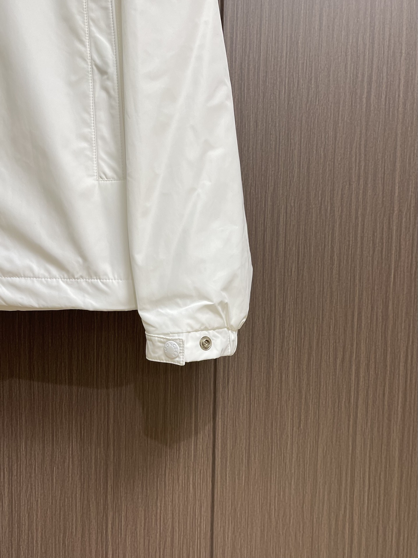 
Moncler 2025ss早秋新款连帽夹克外套，袖臂口袋仔章刺绣logo外套，穿上就是舒适自在又显瘦