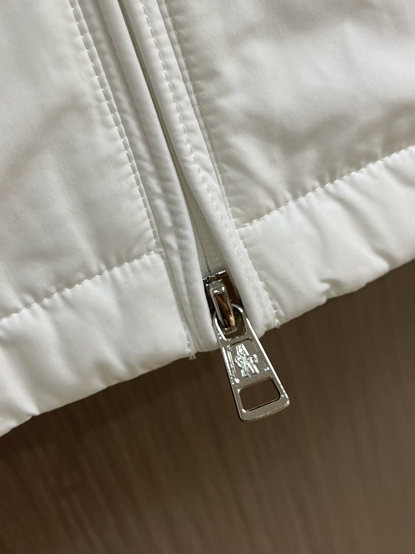 
Moncler 2025ss早秋新款连帽夹克外套，袖臂口袋仔章刺绣logo外套，穿上就是舒适自在又显瘦