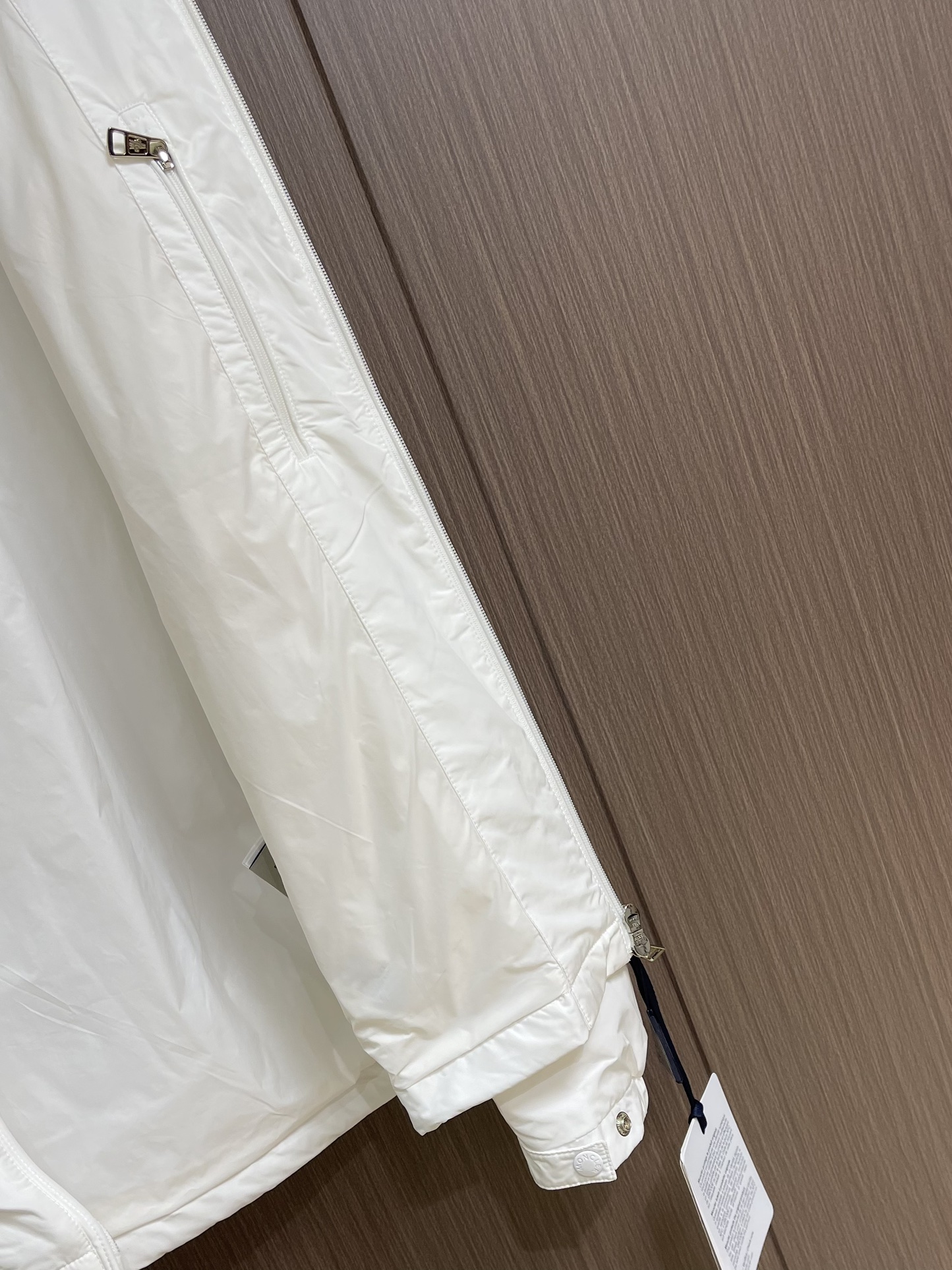 
Moncler 2025ss早秋新款连帽夹克外套，袖臂口袋仔章刺绣logo外套，穿上就是舒适自在又显瘦