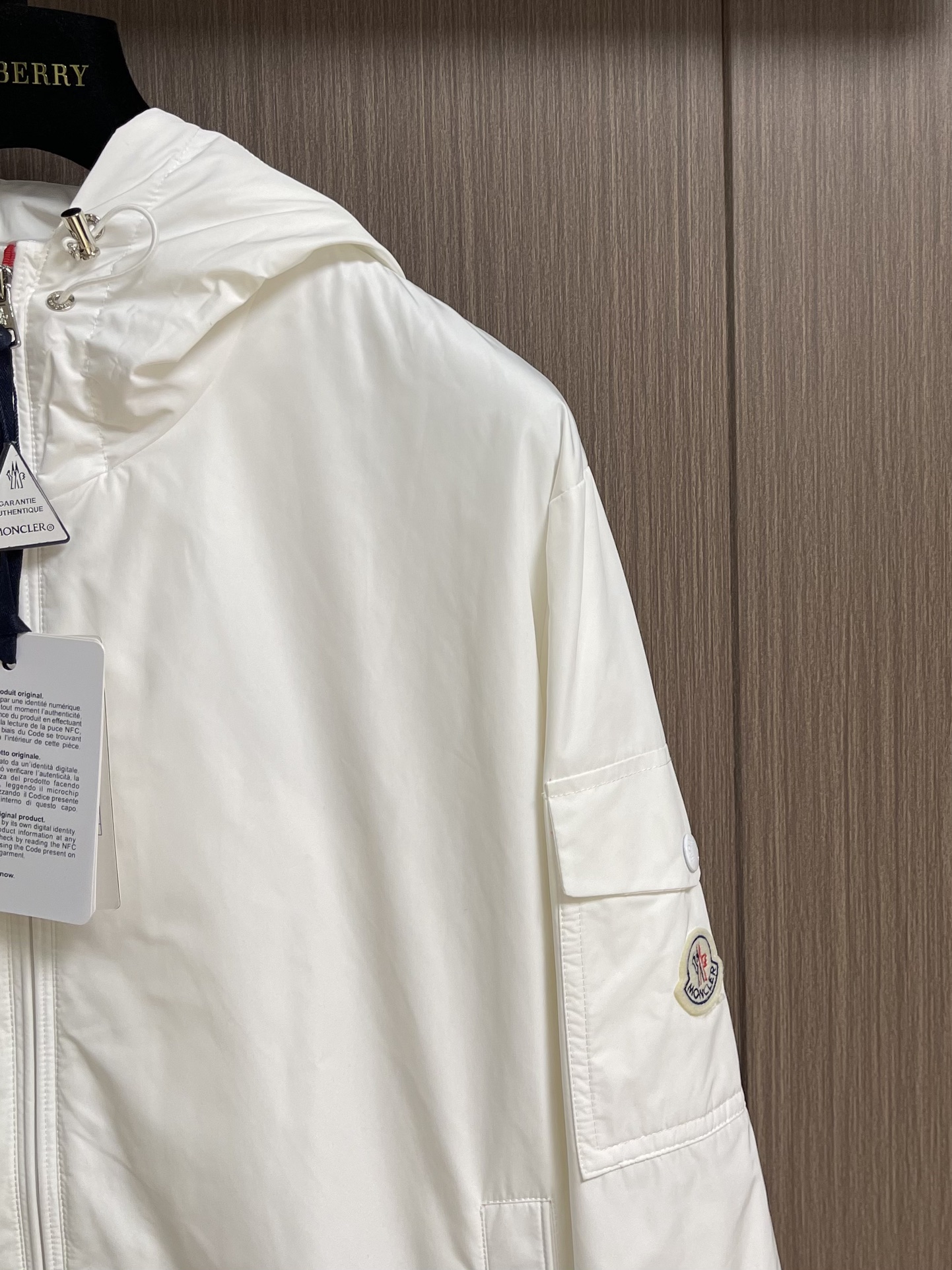 
Moncler 2025ss早秋新款连帽夹克外套，袖臂口袋仔章刺绣logo外套，穿上就是舒适自在又显瘦