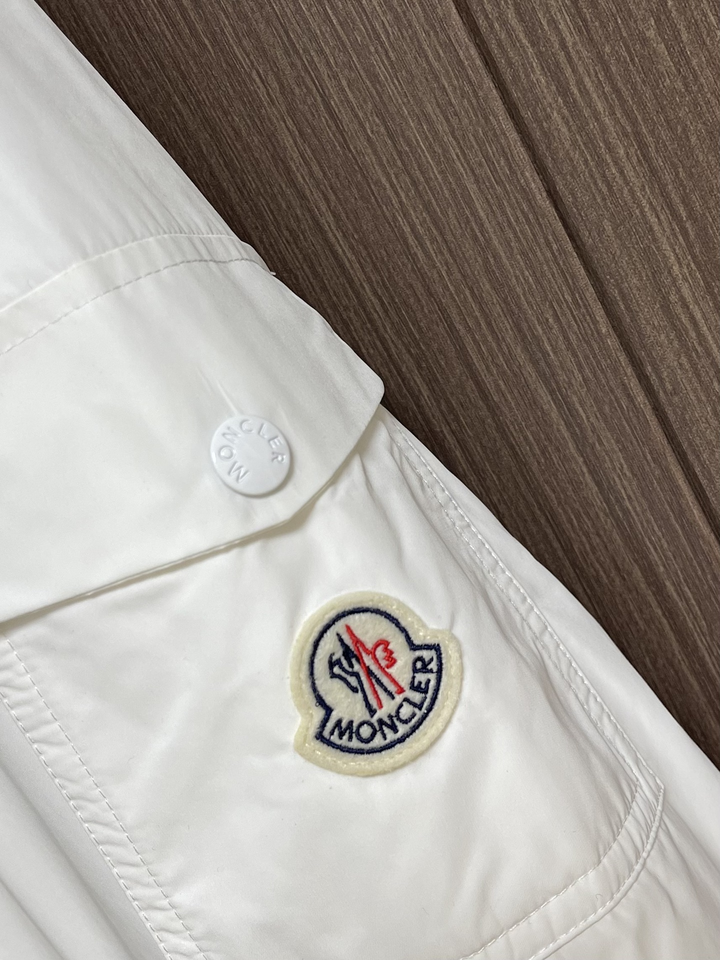
Moncler 2025ss早秋新款连帽夹克外套，袖臂口袋仔章刺绣logo外套，穿上就是舒适自在又显瘦