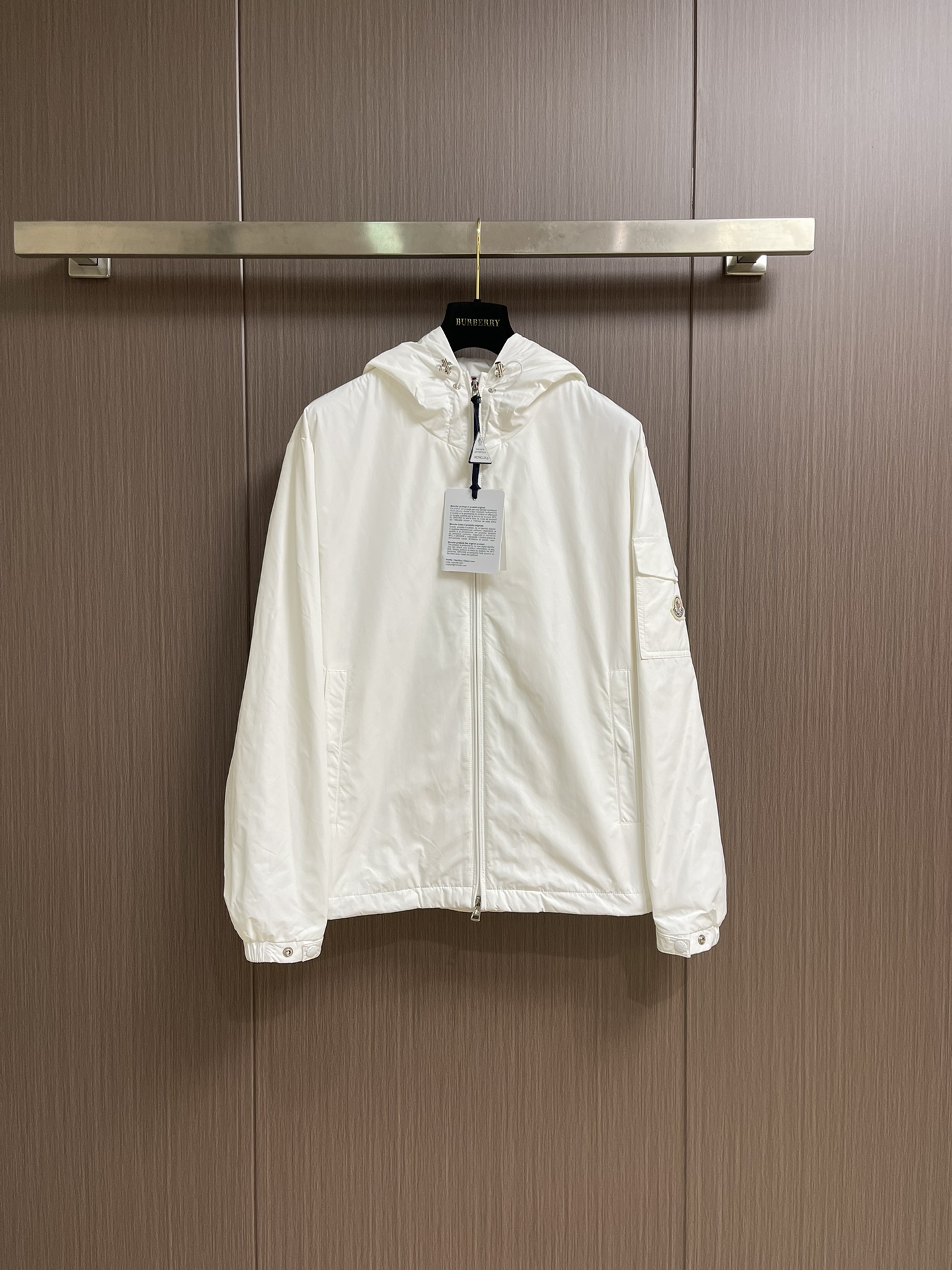 NO:518358,Moncler 2025ss early autumn new hooded jacket jacket, sleeve pocket stamp embroidered logo jacket, it is comfortable and comfortable to wear, lazy and casual, combined with clean and simple colors, it is particularly pleasing to look at, suitable for daily wear ~ Size 48-56,, jackets & coats, jackets & coats, hats, alexander wang19860909Moncler 2025ss早秋新款连帽夹克外套,袖臂口袋仔章刺绣logo外套,穿上就是舒适自在又显瘦的存在,慵懒而随性,结合干净简单的色系就特别耐看,适合日常穿着～尺码48-56,,jackets & coats,jackets & coats,hats,alexander wang,Men's clothing