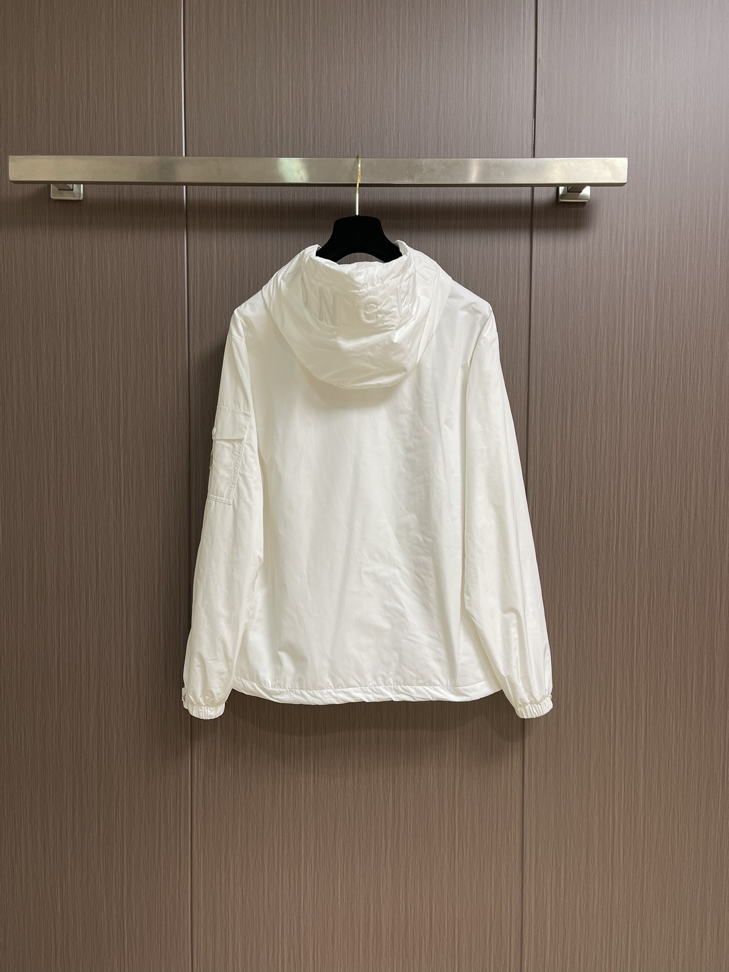 
Moncler 2025ss早秋新款连帽夹克外套，袖臂口袋仔章刺绣logo外套，穿上就是舒适自在又显瘦