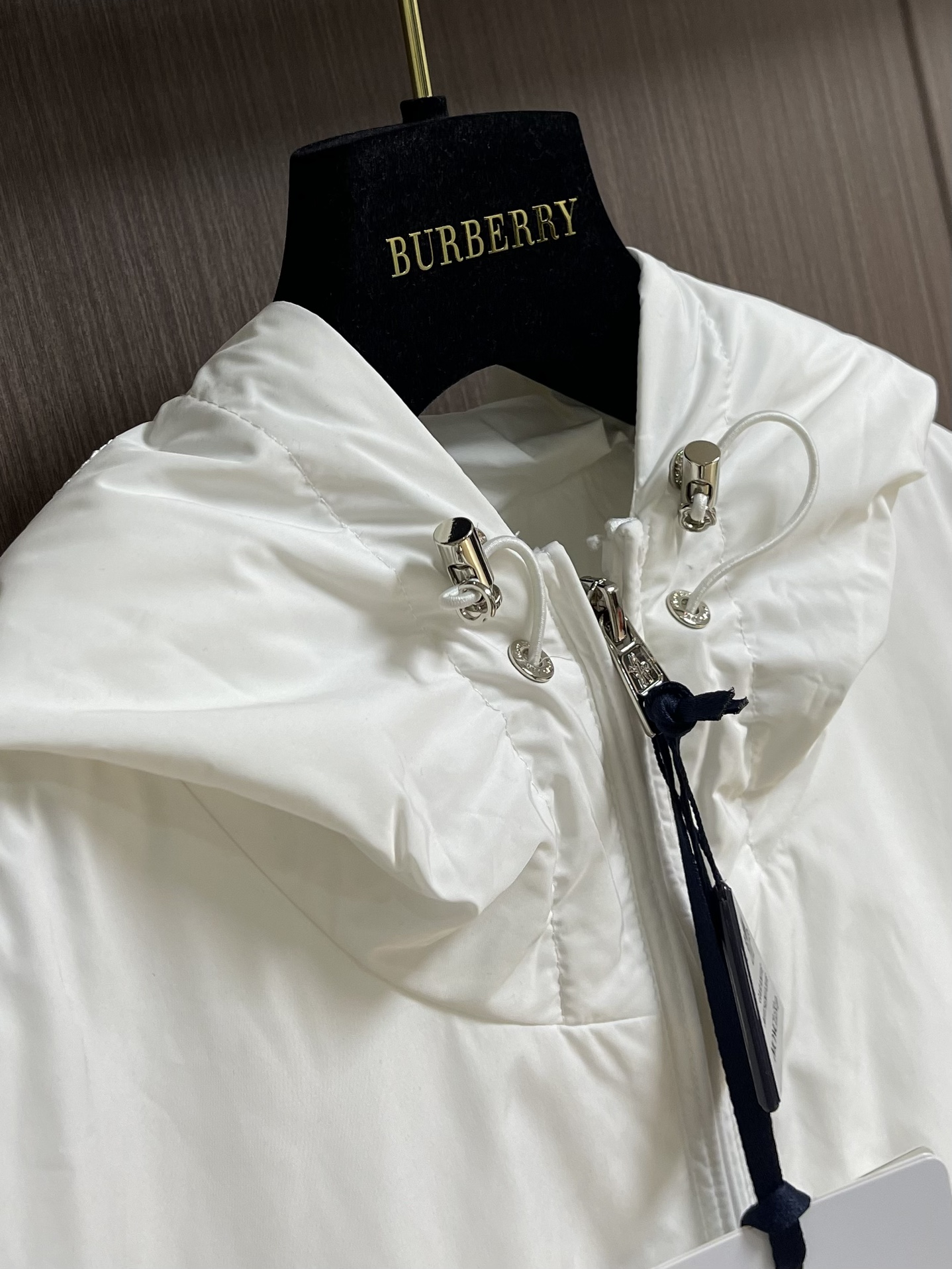 
Moncler 2025ss早秋新款连帽夹克外套，袖臂口袋仔章刺绣logo外套，穿上就是舒适自在又显瘦