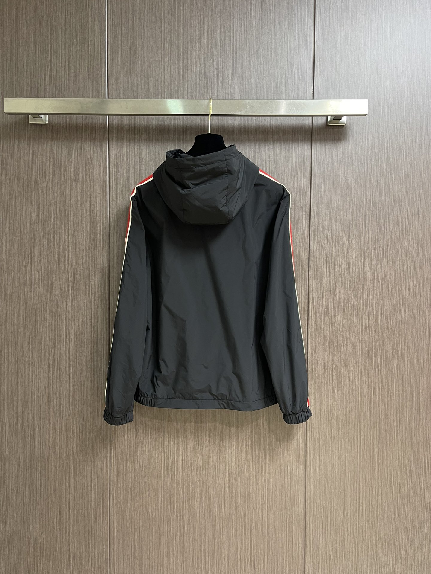 
Moncler 2025SS早秋侧边拼色织带设计连帽夹克外套，织物布面光洁细腻，呈现出细密的肌理和微光