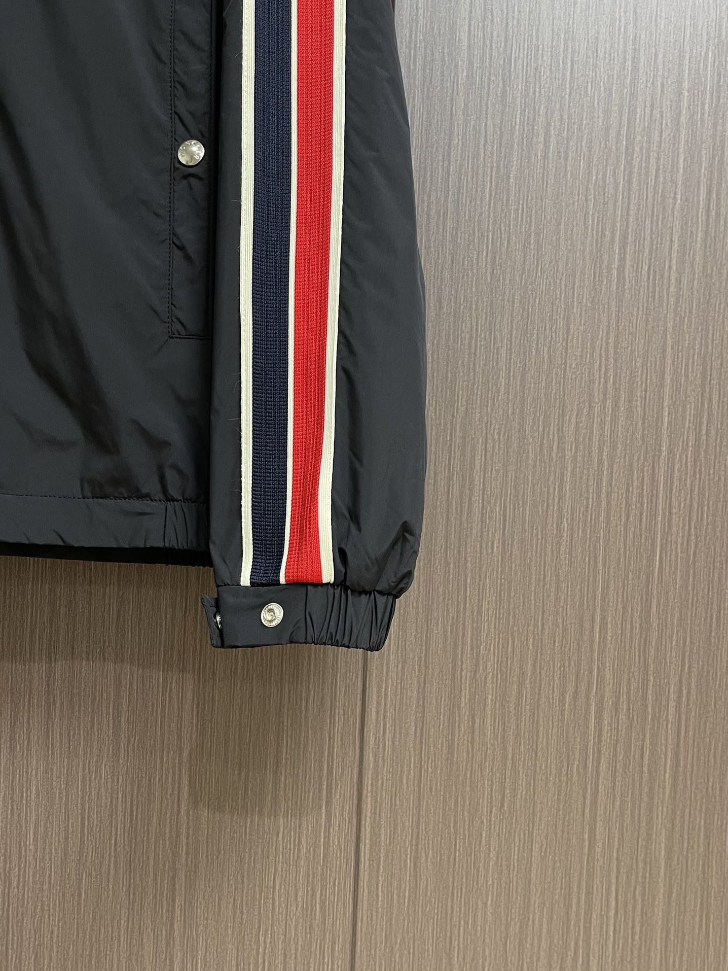 
Moncler 2025SS早秋侧边拼色织带设计连帽夹克外套，织物布面光洁细腻，呈现出细密的肌理和微光